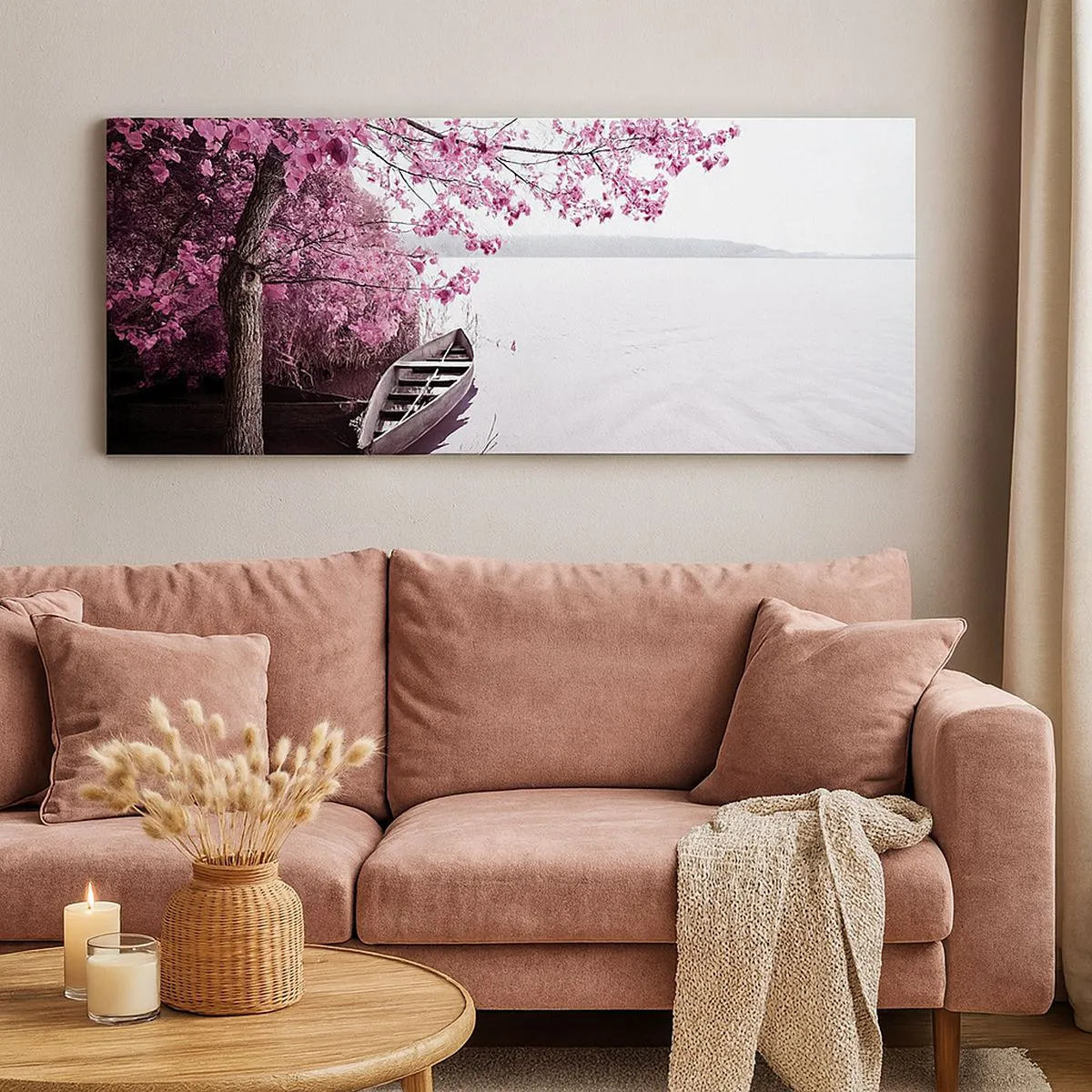 Cuadro sobre lienzo - Impresión de Imagen - Un barco en la orilla de un lago entre árboles rosados. - 140x50cm - En el silencio rosa - Decoración de pared moderna para salón y dormitorio ARTTOR