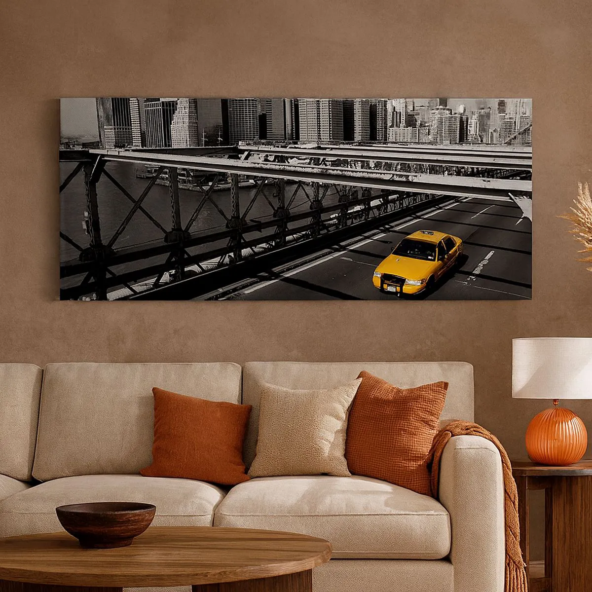Obraz na płótnie - Żółta taksówka na moście z panoramą Nowego Jorku - 140x50cm - Kolor wielkiego miasta - Nowoczesna dekoracja ścienna do salonu i sypialni ARTTOR