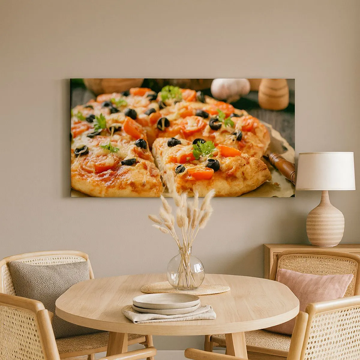 Cuadro sobre lienzo - Impresión de Imagen - Pizza con tomates, aceitunas y hierbas frescas en la mesa. - 140x50cm - Delicioso aroma - Decoración de pared moderna para salón y dormitorio ARTTOR