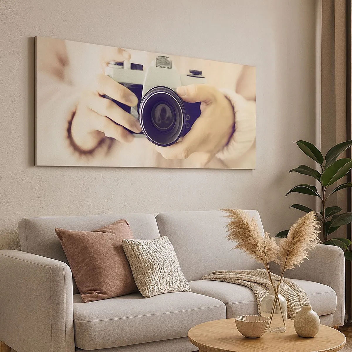 Cuadro sobre lienzo - Impresión de Imagen - Cámara retro sostenida en las manos contra un fondo claro - 160x50cm - Una visión diferente - Decoración de pared moderna para salón y dormitorio ARTTOR