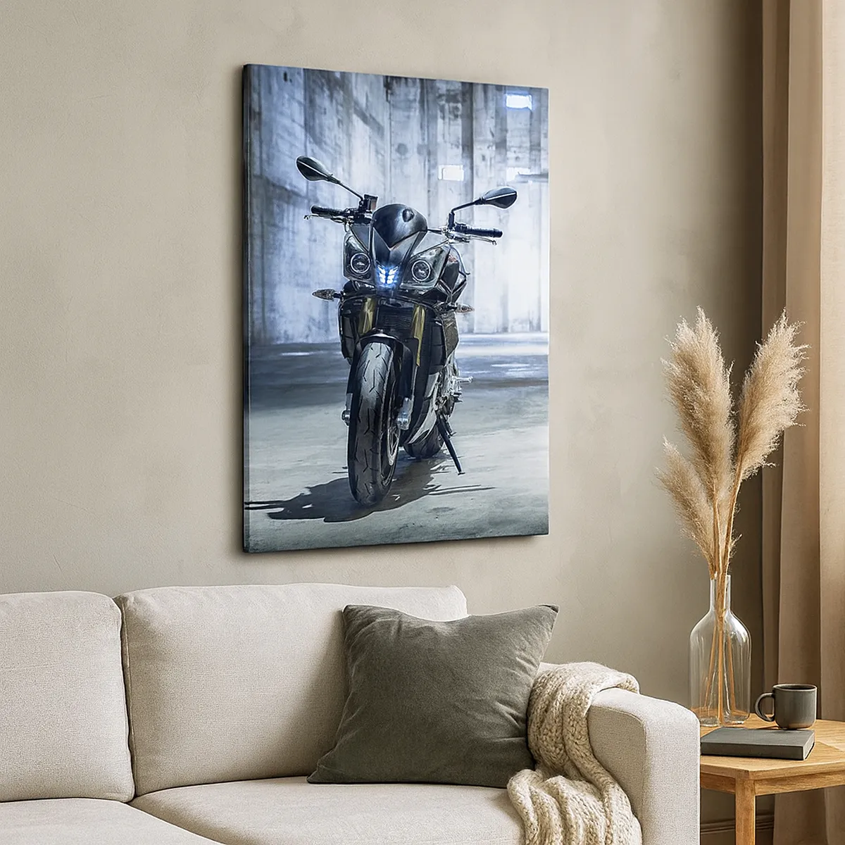 Bild auf Leinwand - Leinwandbild - Ein modernes Motorrad im industriellen Interieur - 50x70cm - Bevor der Motor brummt - Moderne Wanddekoration für Wohnzimmer und Schlafzimmer ARTTOR