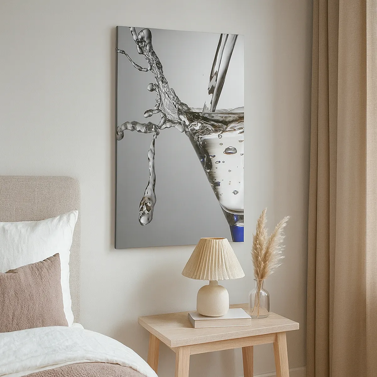 Cuadro sobre lienzo - Impresión de Imagen - Copa de Martini con salpicaduras de agua dinámicas sobre un fondo claro. - 70x100cm - Sobre el borde de una taza - Decoración de pared moderna para salón y dormitorio ARTTOR