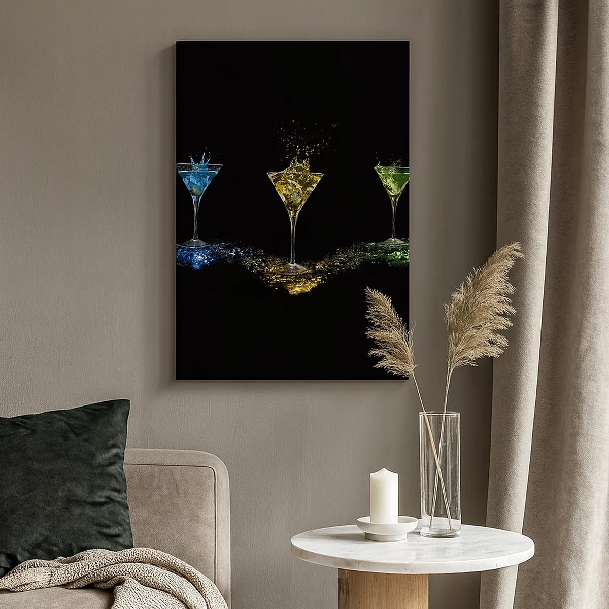 Bild auf Leinwand - Leinwandbild - Bunte Cocktails in Gläsern auf schwarzem Hintergrund - 50x70cm - Farben der Freude in Kristallglas - Moderne Wanddekoration für Wohnzimmer und Schlafzimmer ARTTOR