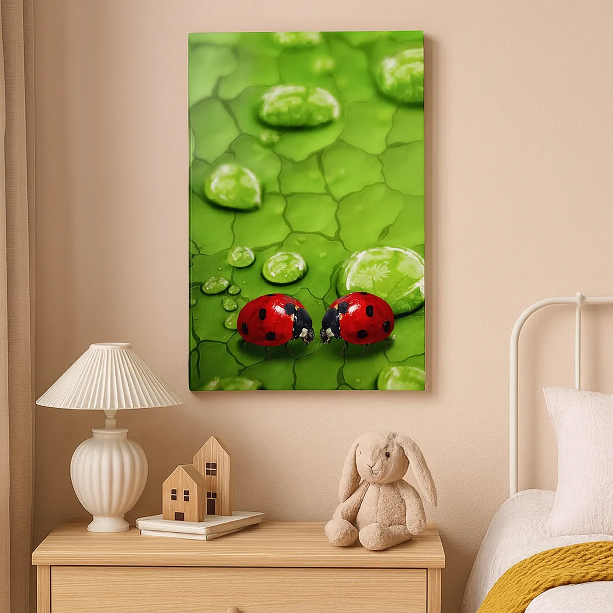 Impression sur toile - Image sur toile - Deux coccinelles sur une feuille avec des gouttes d'eau en macrophotographie - 50x70cm - Rendez-vous au vert - Décoration murale moderne pour le salon et la chambre ARTTOR