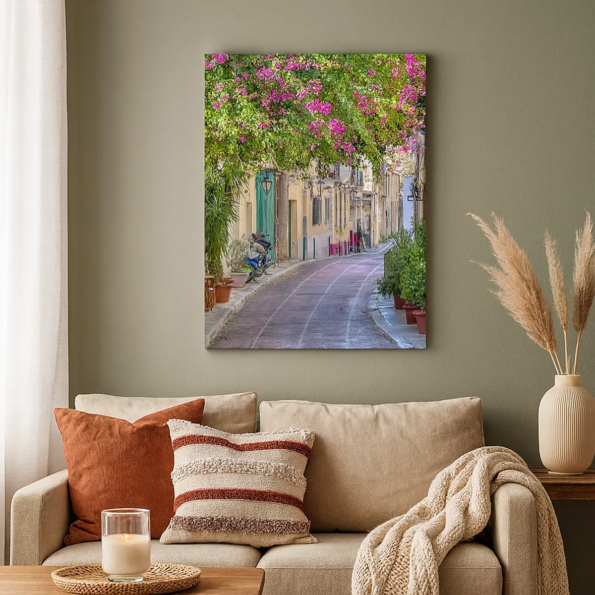 Cuadro sobre lienzo - Impresión de Imagen - Una calle encantadora con vides en flor y mesas de café. - 50x70cm - Un callejón floreciente - Decoración de pared moderna para salón y dormitorio ARTTOR