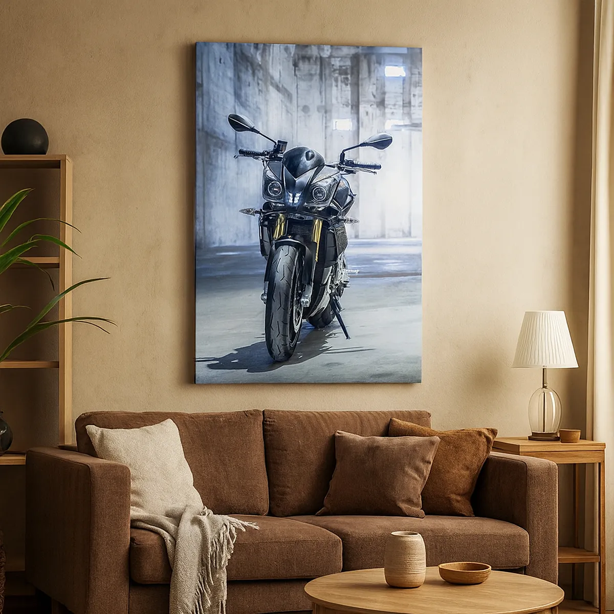 Bild auf Leinwand - Leinwandbild - Ein modernes Motorrad im industriellen Interieur - 50x70cm - Bevor der Motor brummt - Moderne Wanddekoration für Wohnzimmer und Schlafzimmer ARTTOR