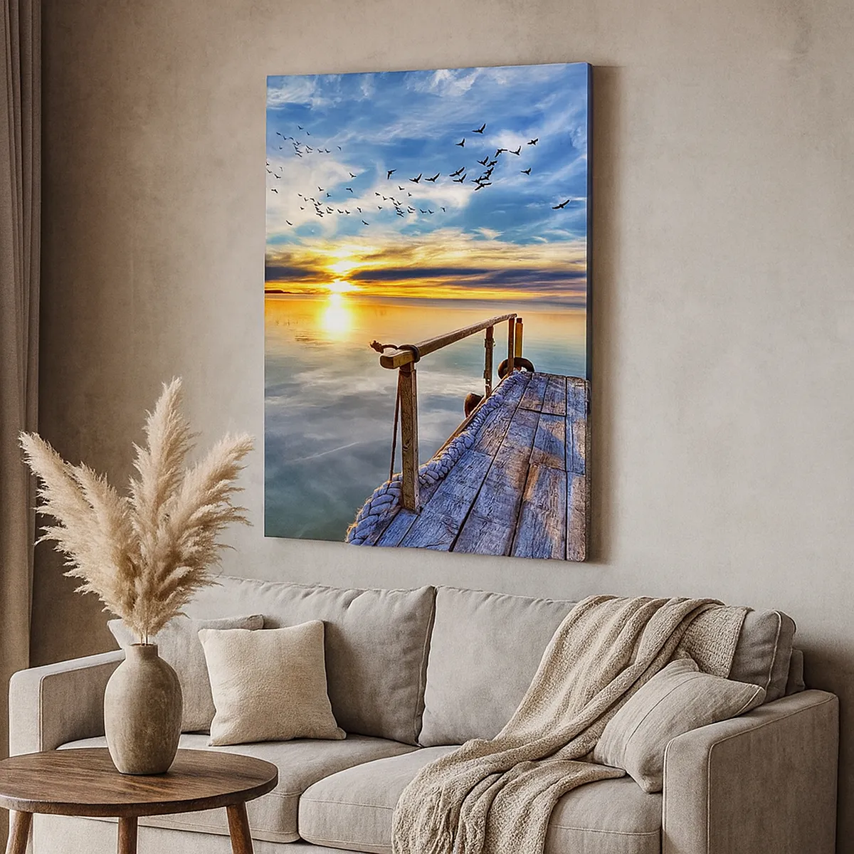 Obraz na płótnie - Drewniany pomost nad jeziorem o zachodzie słońca z lecącym kluczem ptaków - 50x70cm - Wiatr idzie na spoczynek - Nowoczesna dekoracja ścienna do salonu, kuchni i sypialni ARTTOR