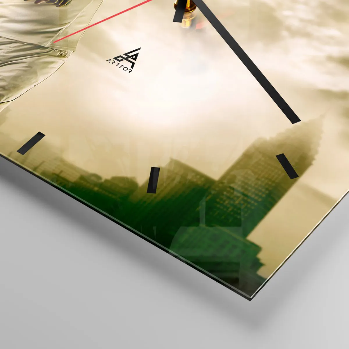 Wanduhr - Glasuhr - Tennisspieler in Aktion während eines Spiels vor dem Hintergrund einer urbanen Landschaft - 30x30cm - Energie und Freude - Moderne Wanddekoration für Wohnzimmer und Schlafzimmer ARTTOR