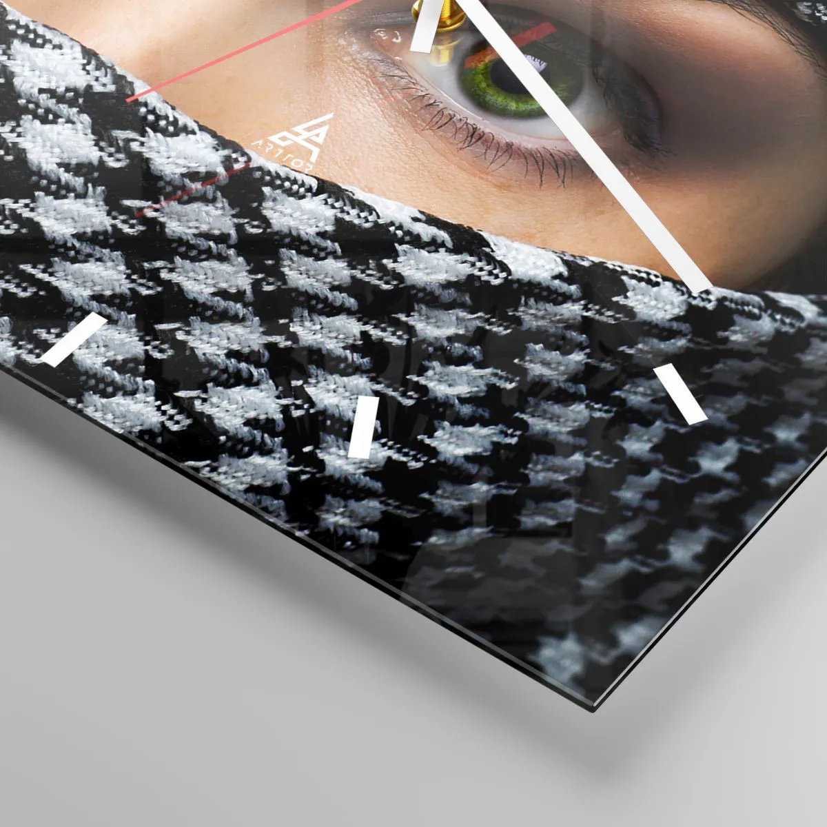 Orologio da parete - Orologio in Vetro - Gli occhi verdi di una donna sono nascosti dietro un tessuto a fantasia in bianco e nero. - 30x30cm - Ritratto di bellezza velata con gli occhi verdi - Decorazione murale moderna per soggiorno e camera da letto ART