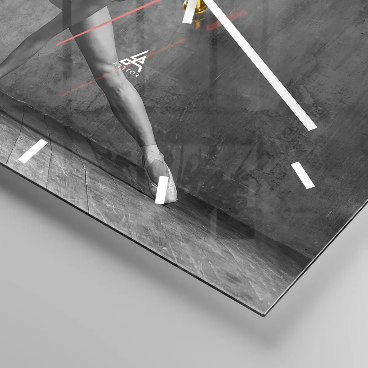 Wanduhr - Glasuhr - Eine Tänzerin in künstlerischer Pose vor einer rohen Wand - 30x30cm - Das Ideal des Gleichgewichts - Moderne Wanddekoration für Wohnzimmer und Schlafzimmer ARTTOR