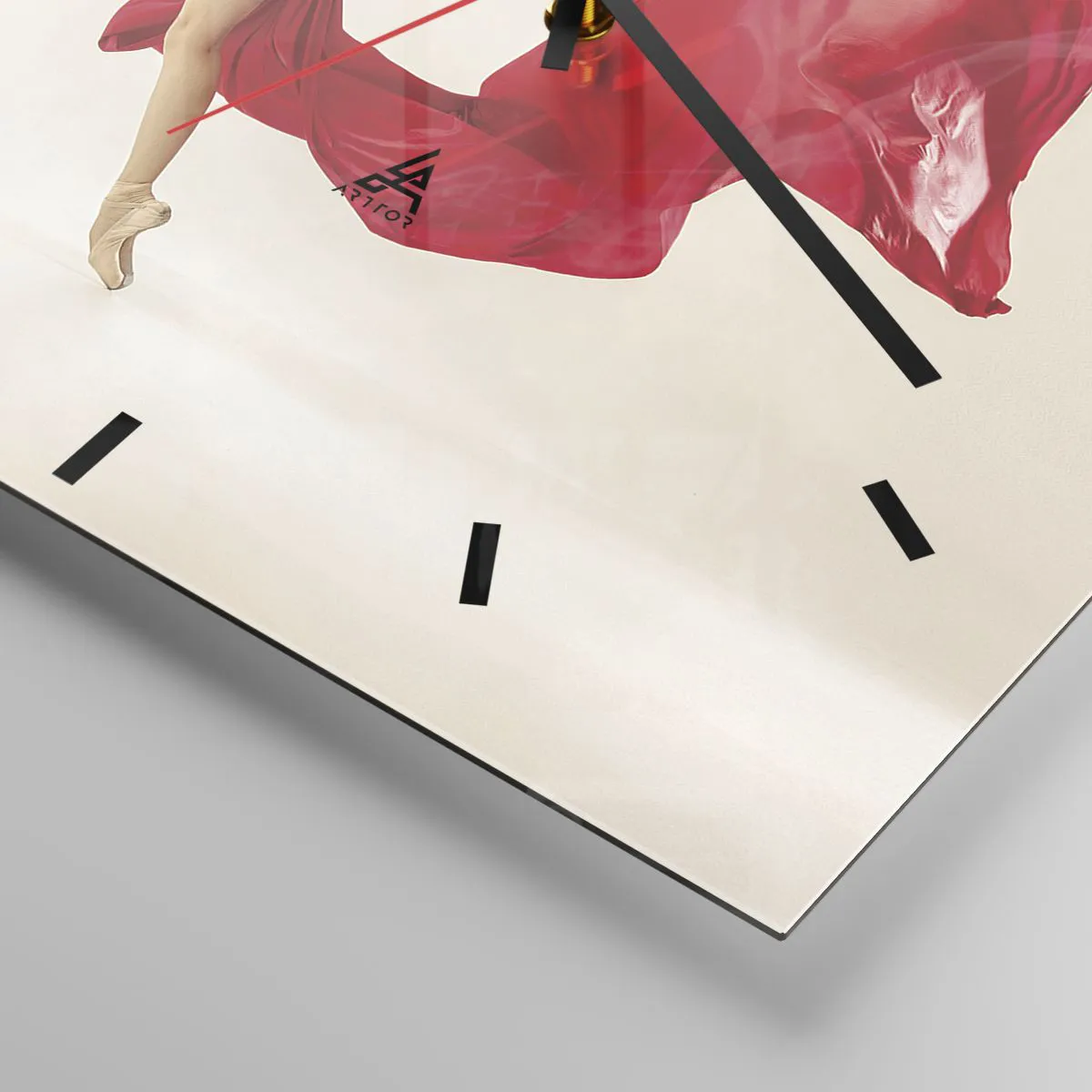 Wanduhr - Glasuhr - Eine dynamische Tänzerin in schwarzem Outfit und rotem Stoff in Bewegung. - 30x30cm - Rot und Schwarz - Moderne Wanddekoration für Wohnzimmer und Schlafzimmer ARTTOR