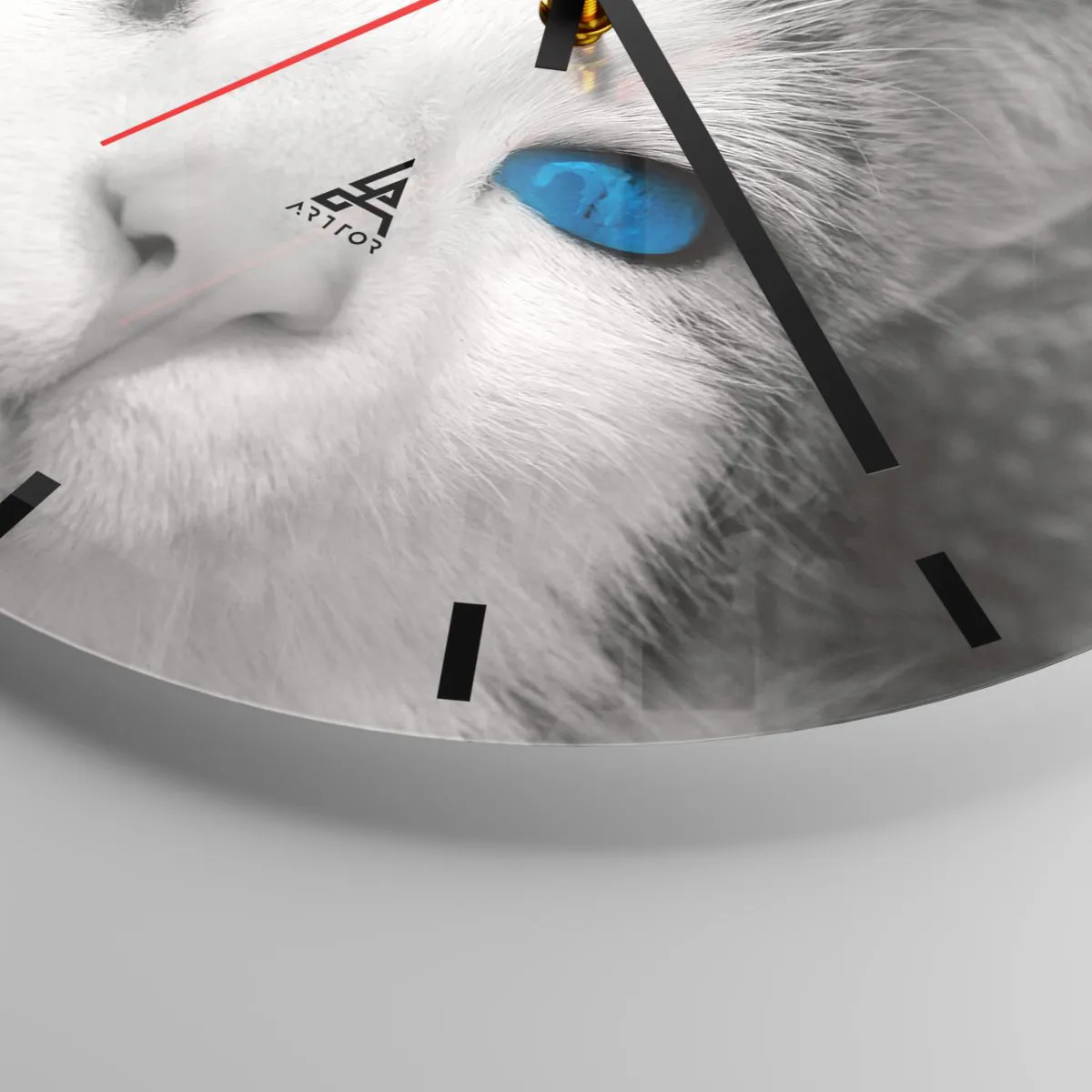 Väggklocka - Klocka på glas - Närbild av ett kattansikte med intensiva blå ögon - 30x30cm - Ovanligt blåögd - Modern väggdekoration för vardagsrum, kök och sovrum ARTTOR