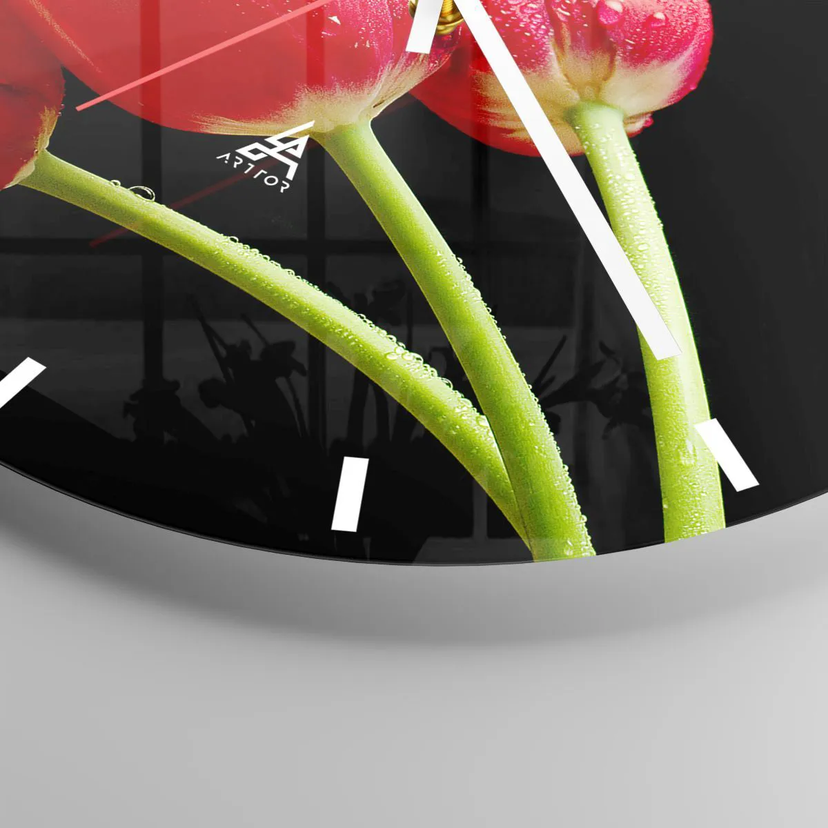 Ceas de perete - Ceas pe sticlă - Lalele roșii cu picături de apă pe fundal negru - 30x30cm - Promisiunea unei iubiri pure - Decorațiune modernă pentru perete pentru living, bucătărie și dormitor ARTTOR