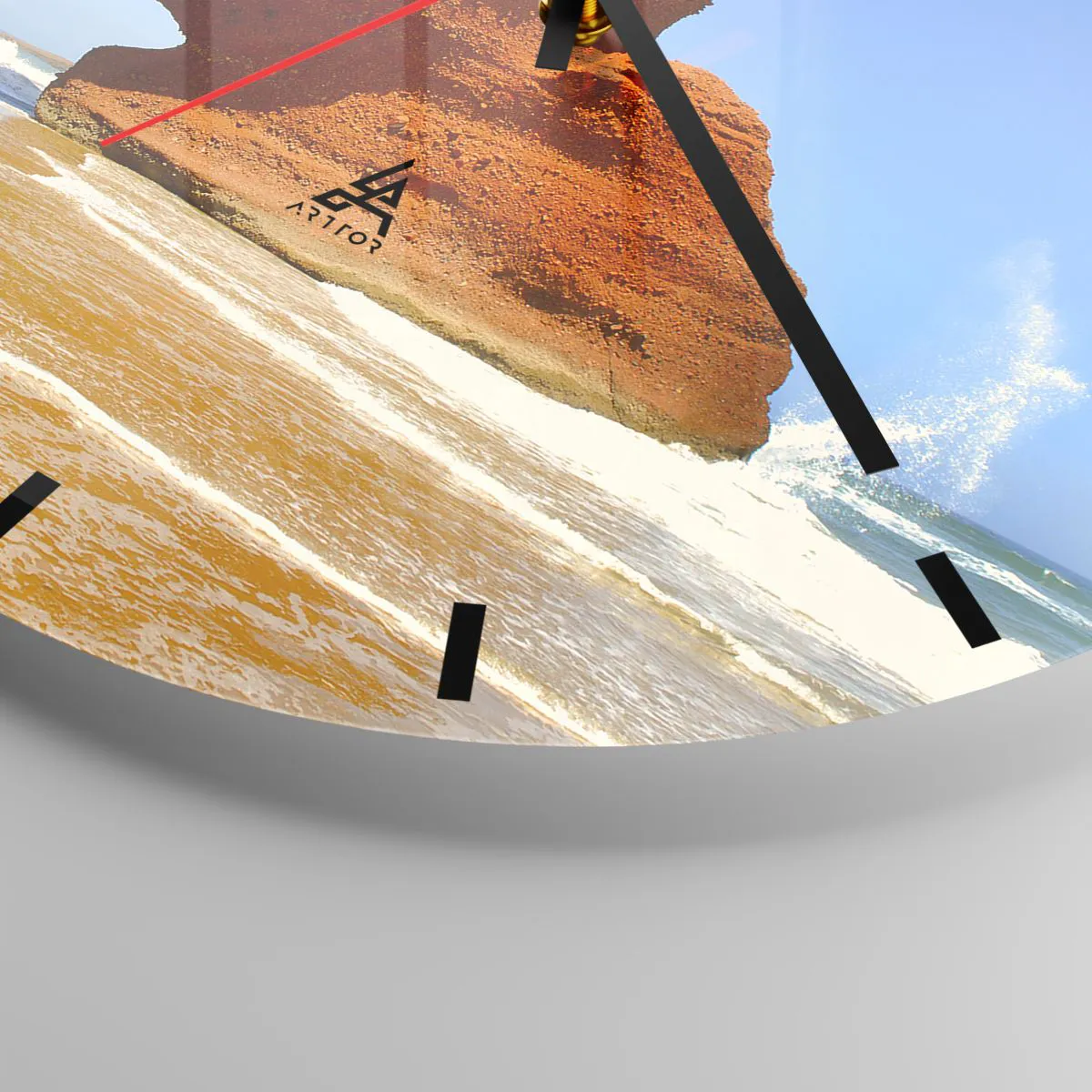 Vægur, Uret - En strand med røde, buede klipper og blå himmel - 30x30cm - Vand og vind i tusindvis af år - Moderne vægdekoration til stue, køkken og soveværelse ARTTOR