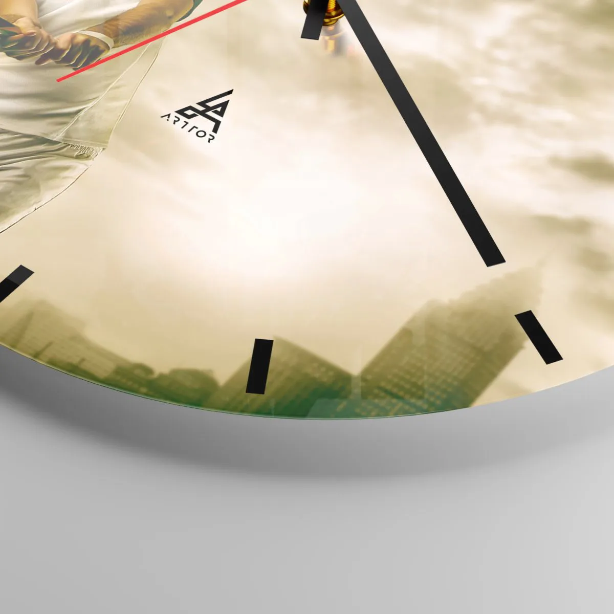 Nástenné hodiny - Tenista odpaľujúci loptičku proti zlatej oblohe - 30x30cm - Energia a radosť - Moderná nástenná dekorácia do obývacej izby, kuchyne a spálne ARTTOR