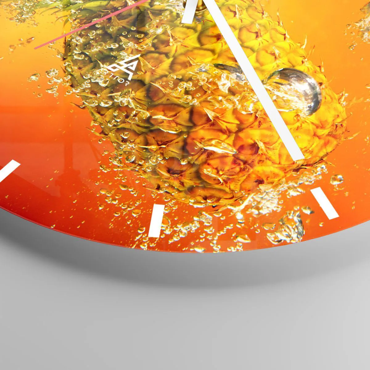 Wanduhr - Glasuhr - Eine in Wasser getauchte Ananas vor einem orangefarbenen Hintergrund mit Farbverlauf. - 30x30cm - Tropisch saftige Frische - Moderne Wanddekoration für Wohnzimmer, Küche und Schlafzimmer ARTTOR