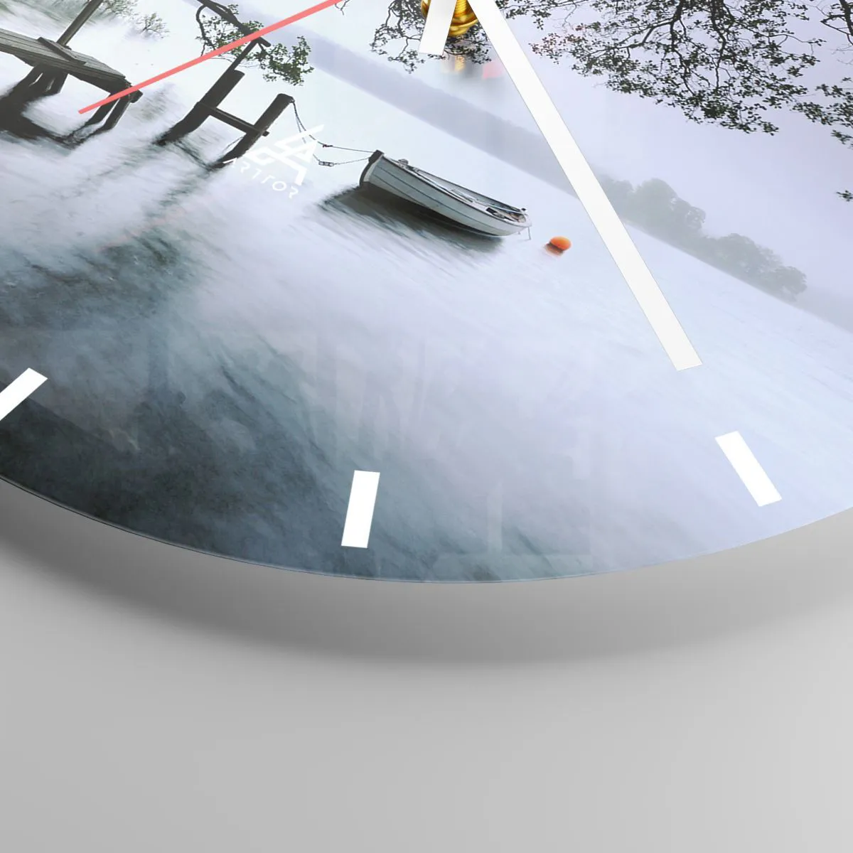 Reloj de pared - Reloj de vidrio - Un barco en un muelle rodeado de árboles en un lago tranquilo. - 30x30cm - Ya estás descansando - Decoración de pared moderna para salón, cocina y dormitorio ARTTOR