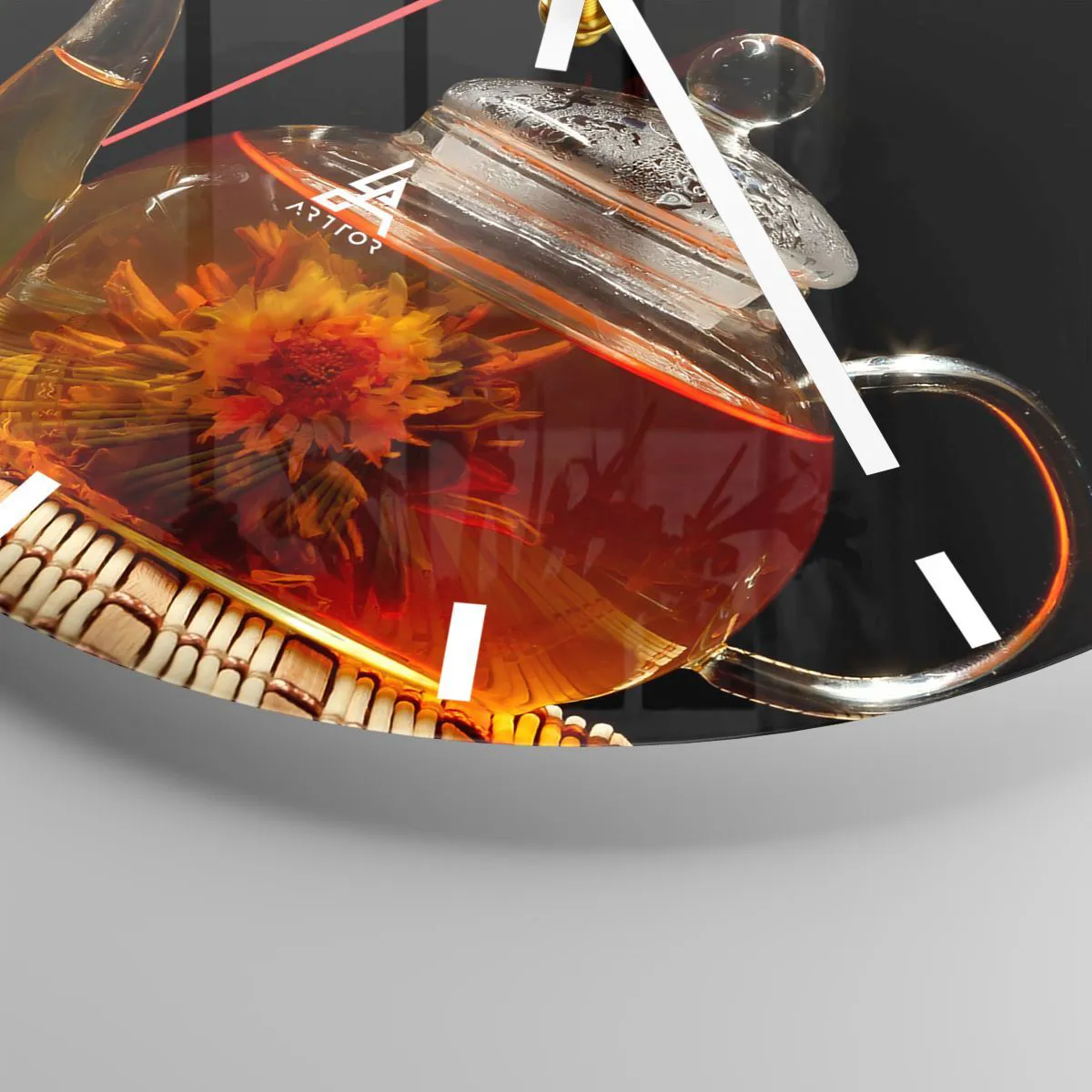 Vægur, Uret - En glaskande og en kop med damp i baggrunden - 30x30cm - Magien og kunsten at brygge te - Moderne vægdekoration til stue, køkken og soveværelse ARTTOR