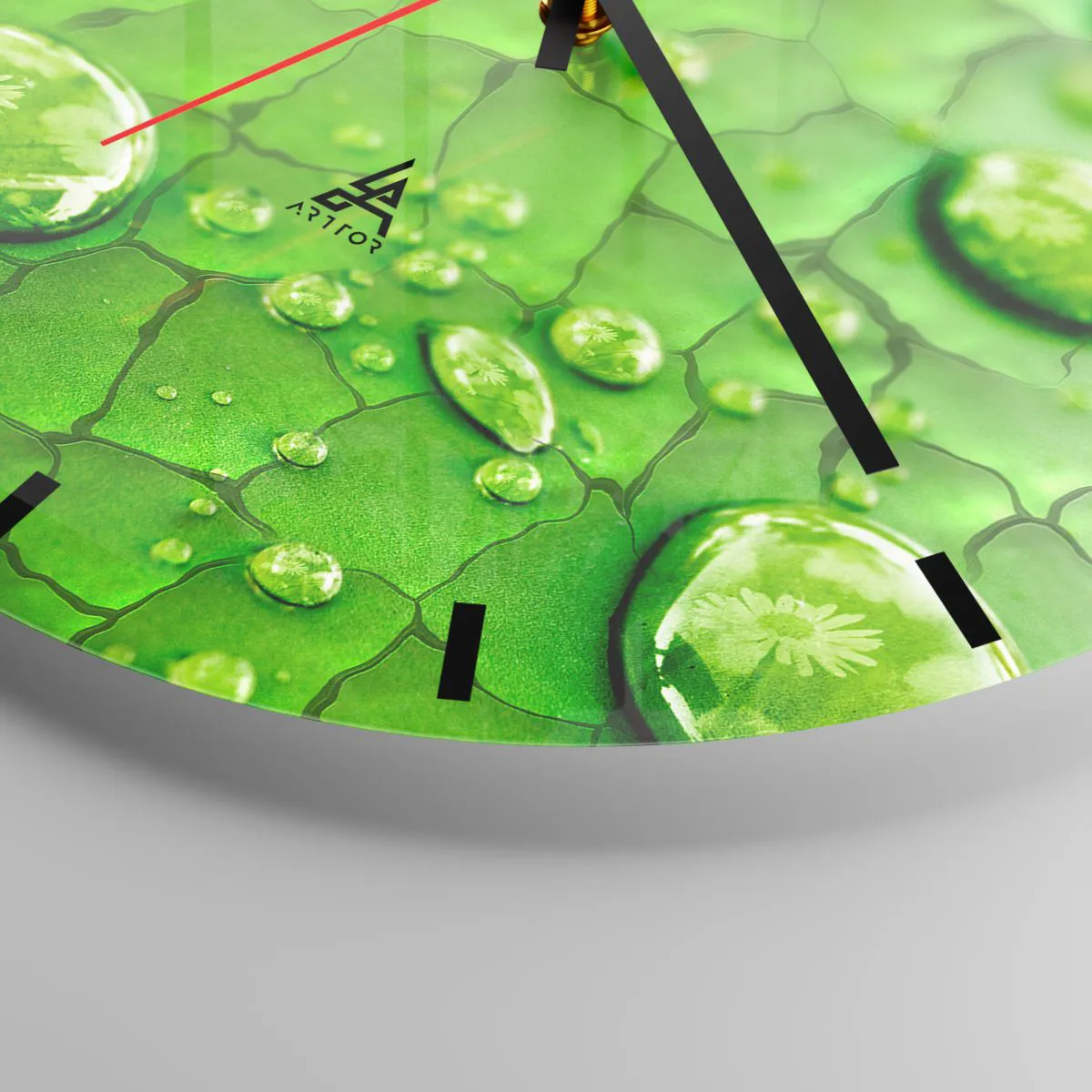 Reloj de pared - Reloj de vidrio - Mariquitas en una hoja con gotas de agua. - 30x30cm - Reunión sobre verde - Decoración de pared moderna para salón, cocina y dormitorio ARTTOR