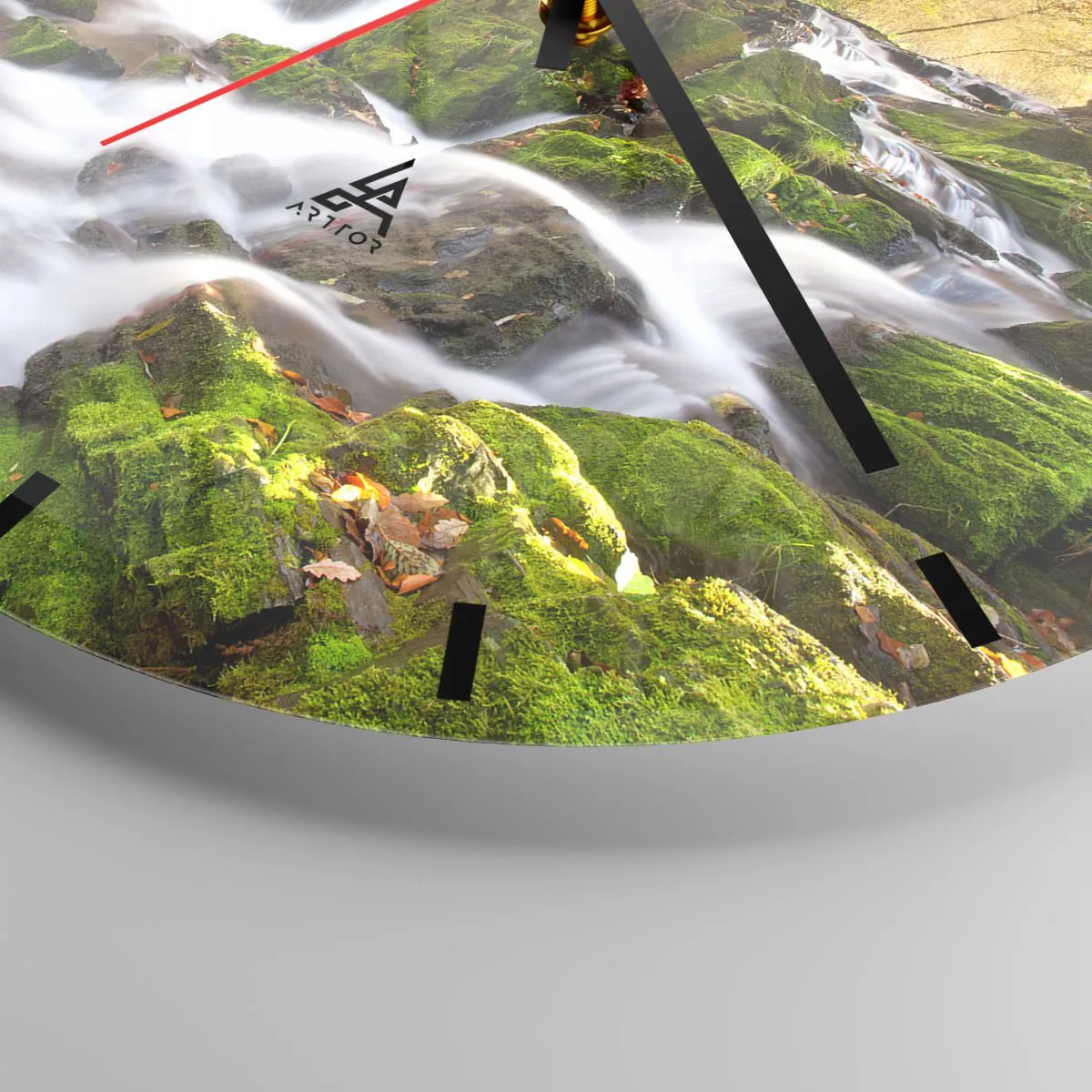 Vægur, Uret - Efterårsskov med en bæk og grønne lav på klipperne - 30x30cm - Bystrøm gennem efterårsskoven - Moderne vægdekoration til stue, køkken og soveværelse ARTTOR