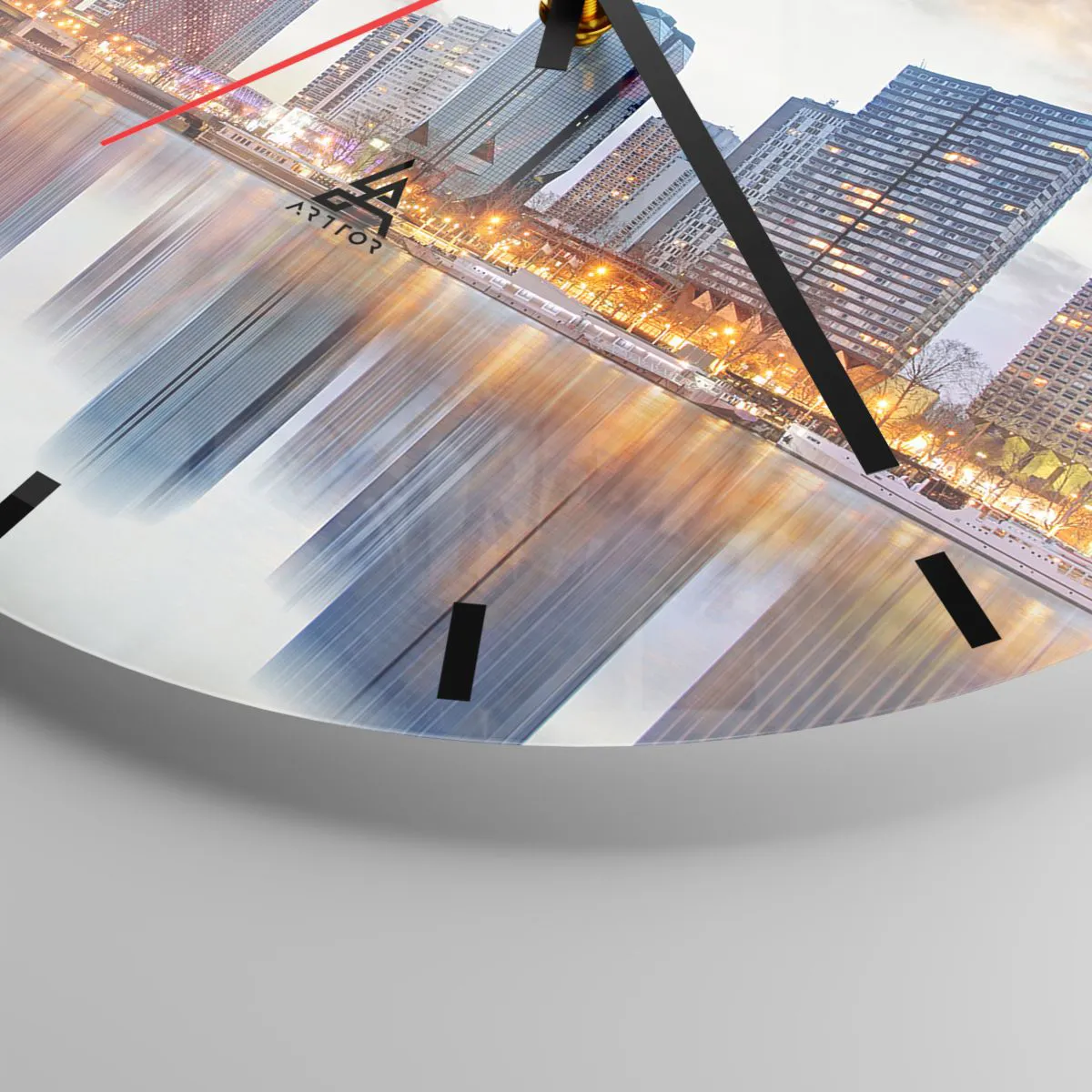 Falióra, Óra - A város panorámája tükröződéssel a vízben - 30x30cm - Párizs monumentális nyugalma - Modern fali dekoráció nappalihoz, konyhához és hálószobához ARTTOR