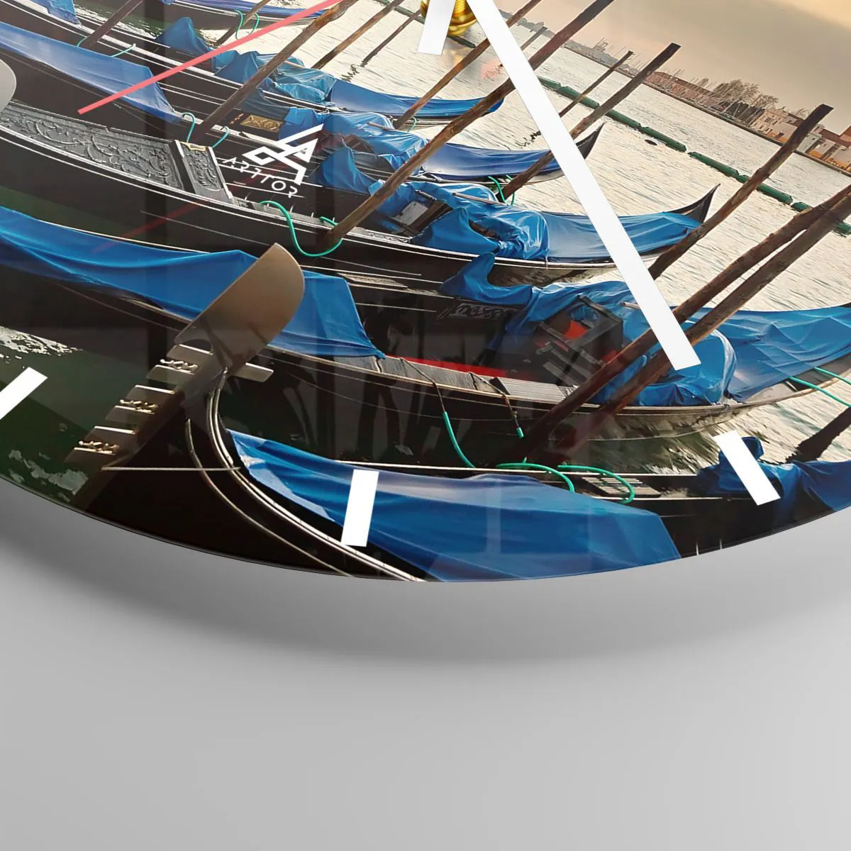 Ceas de perete - Ceas pe sticlă - Gondole ancorate pe apă la apus, cu vedere la oraș - 30x30cm - Înainte de a începe agitația - Decorațiune modernă pentru perete pentru living, bucătărie și dormitor ARTTOR