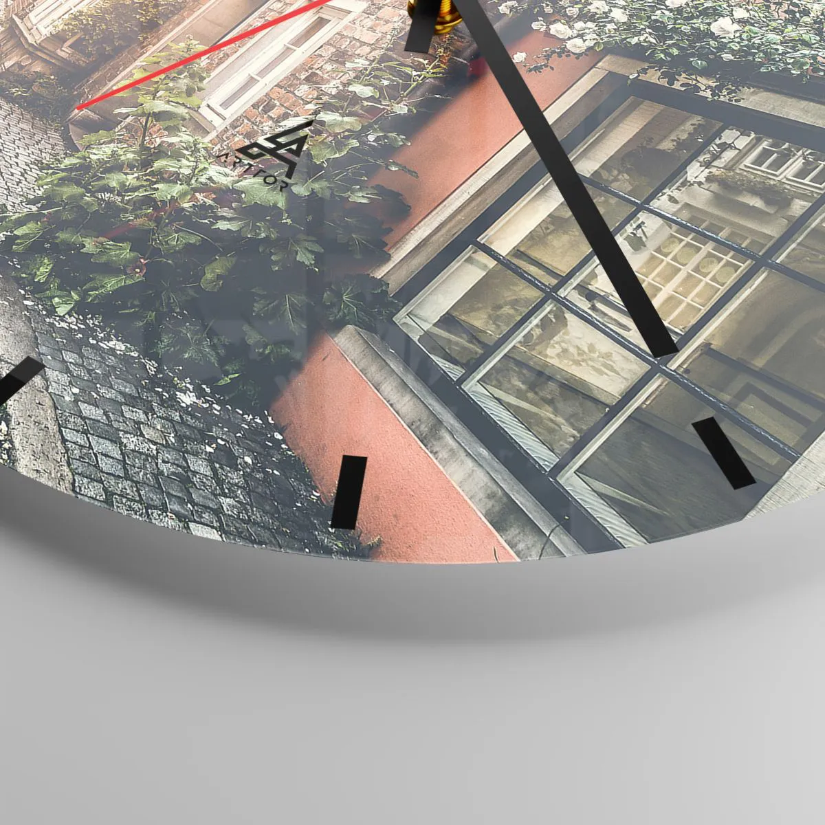 Ceas de perete - Ceas pe sticlă - O stradă pitorească cu case de locuit și trandafiri în lumina apusului - 30x30cm - Străduță în splendoare roz - Decorațiune modernă pentru perete pentru living, bucătărie și dormitor ARTTOR