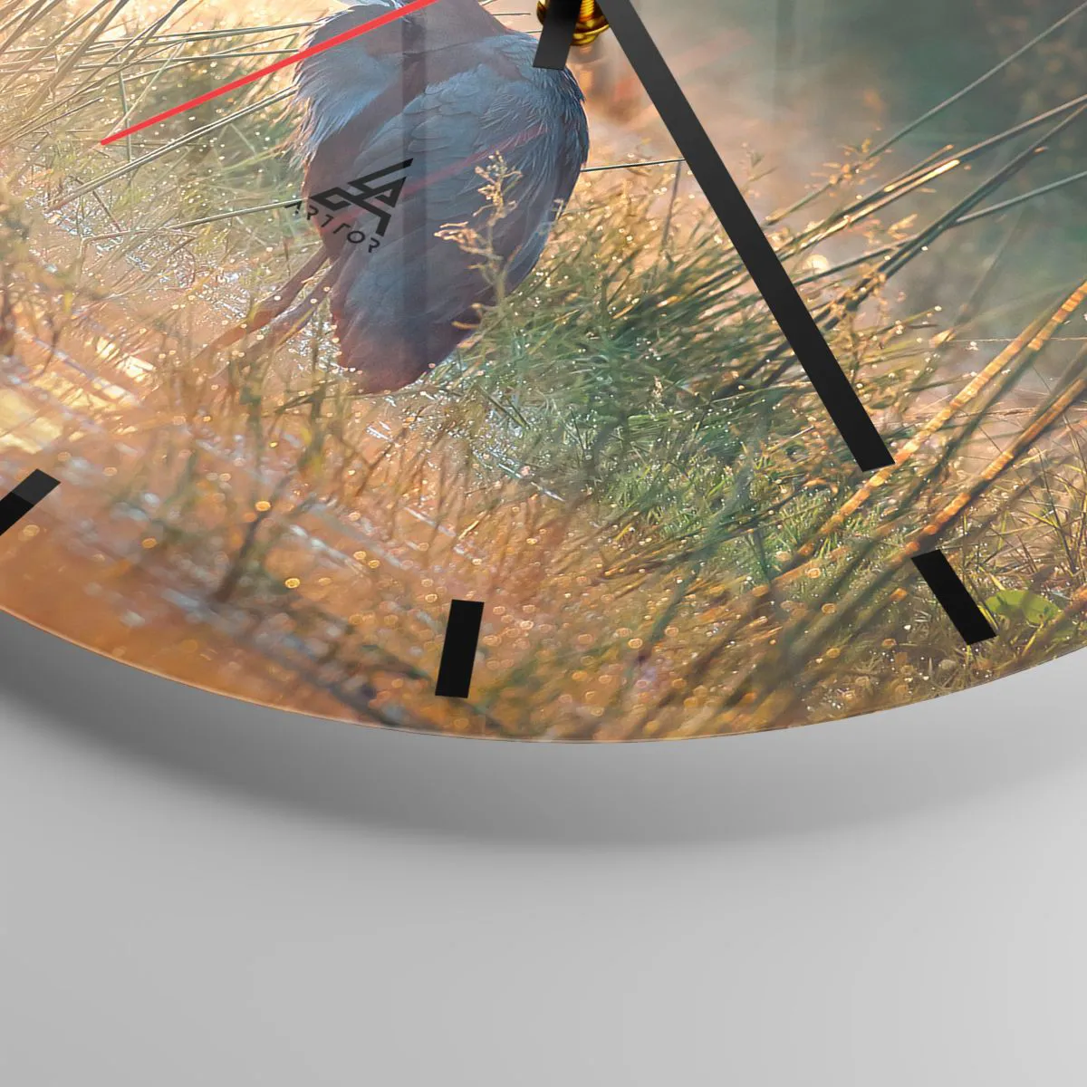 Vægur, Uret - En hejre mod en baggrund af græs i det varme morgenlys - 30x30cm - Giv mig en chance med disse billeder - Moderne vægdekoration til stue, køkken og soveværelse ARTTOR