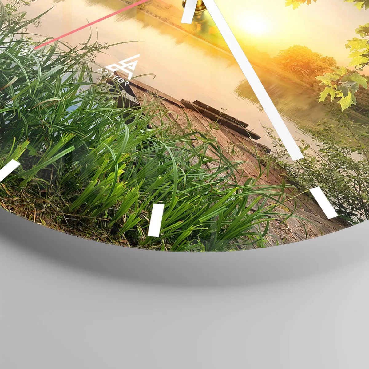 Nástěnné hodiny - Malebný výhled na jezero při západu slunce - 30x30cm - Krajina v zeleném rámu - Moderní nástěnná dekorace do obývacího pokoje, kuchyně a ložnice ARTTOR