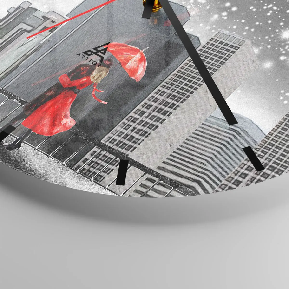 Nástěnné hodiny - Pár pod červeným deštníkem s městem v pozadí - 30x30cm - Člověk není kámen - Moderní nástěnná dekorace do obývacího pokoje, kuchyně a ložnice ARTTOR