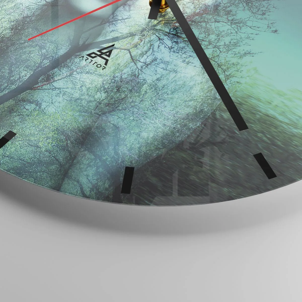 Falióra, Óra - Egy nő arca egy erdőben fákkal és zöld háttérrel. - 30x30cm - Kékbe merítve - Modern fali dekoráció nappalihoz, konyhához és hálószobához ARTTOR