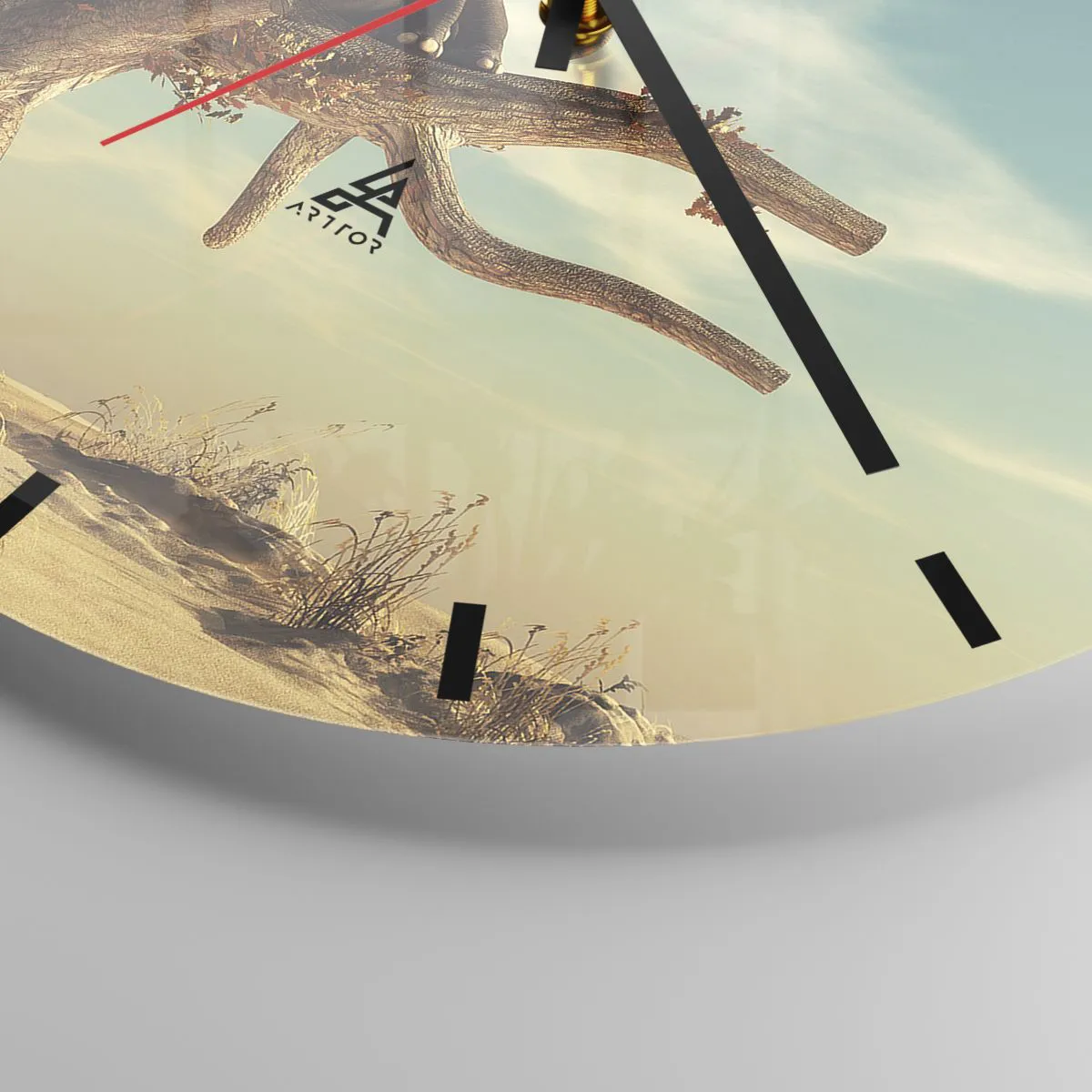 Vægur, Uret - En elefant sidder på et træ i et surrealistisk landskab - 30x30cm - Et nyt synspunkt - Moderne vægdekoration til stue, køkken og soveværelse ARTTOR