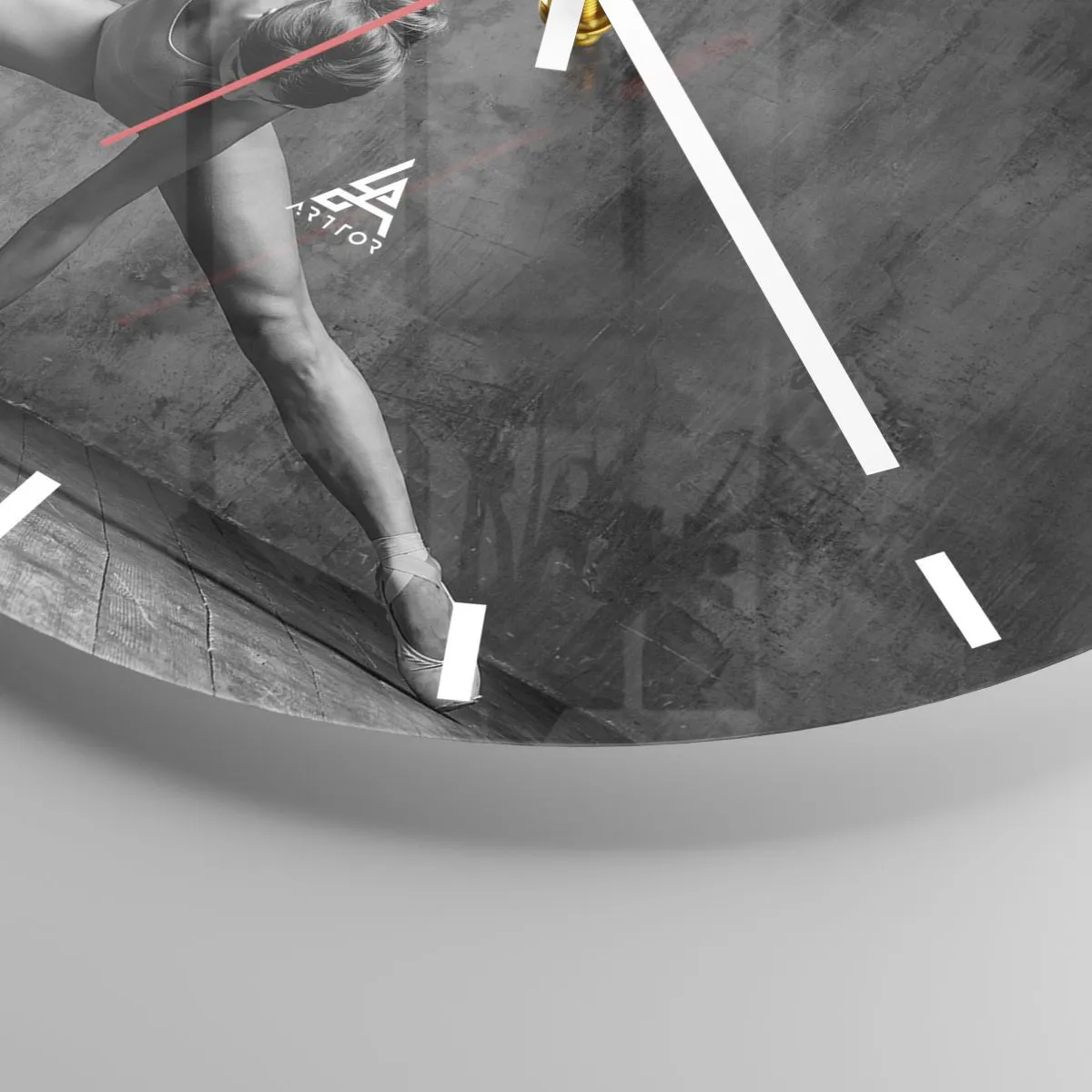 Relógio de parede - Relógio em vidro - Uma bailarina em uma pose dinâmica tendo como pano de fundo uma parede industrial rústica. - 30x30cm - O equilíbrio ideal - Decoração de parede moderna para a sala de estar, cozinha e quarto ARTTOR