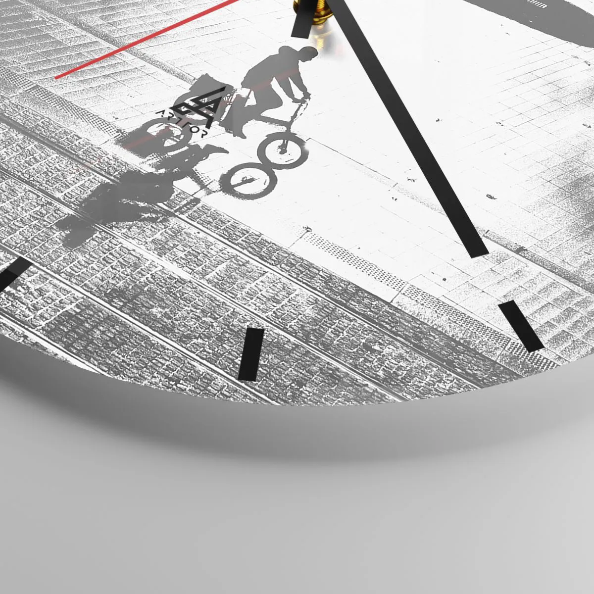 Nástenné hodiny - Čiernobiela silueta cyklistu a jeho odraz v mláke. - 30x30cm - Dopredu, cez mesto - Moderná nástenná dekorácia do obývacej izby, kuchyne a spálne ARTTOR