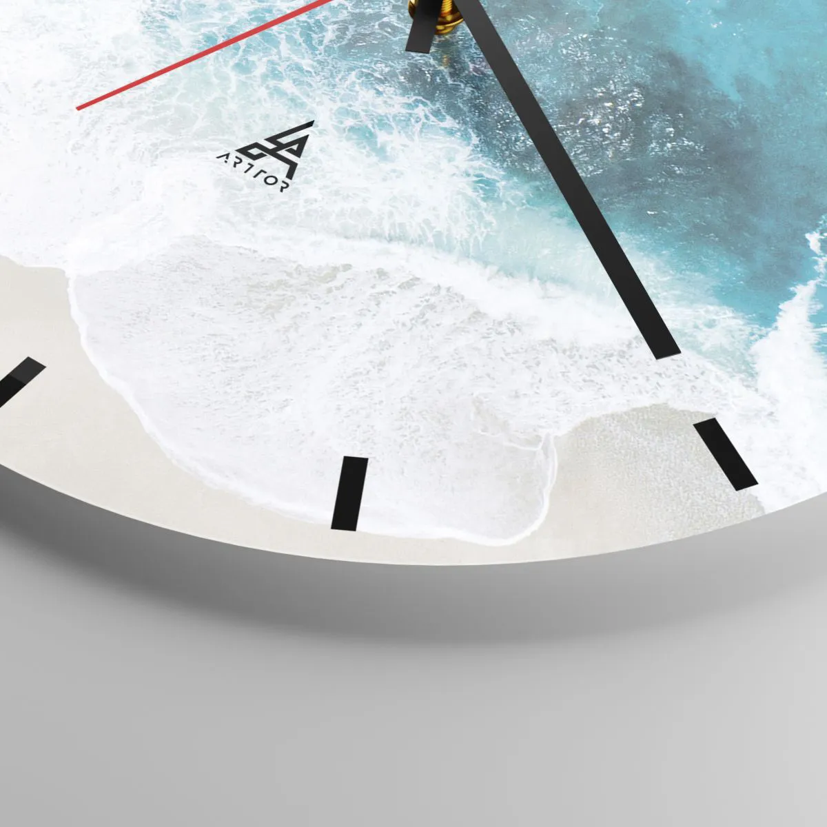 Vægur, Uret - Fugleperspektiv af havbølger, der slår mod en sandstrand - 30x30cm - Naturlig kærtegn - Moderne vægdekoration til stue, køkken og soveværelse ARTTOR