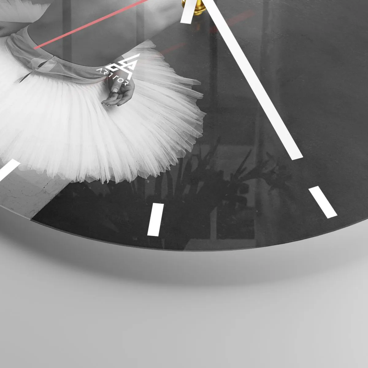 Nástěnné hodiny - Tanečnice v tylové sukni sedící pozpátku v černé a bílé - 30x30cm - Právě kvete - Moderní nástěnná dekorace do obývacího pokoje, kuchyně a ložnice ARTTOR