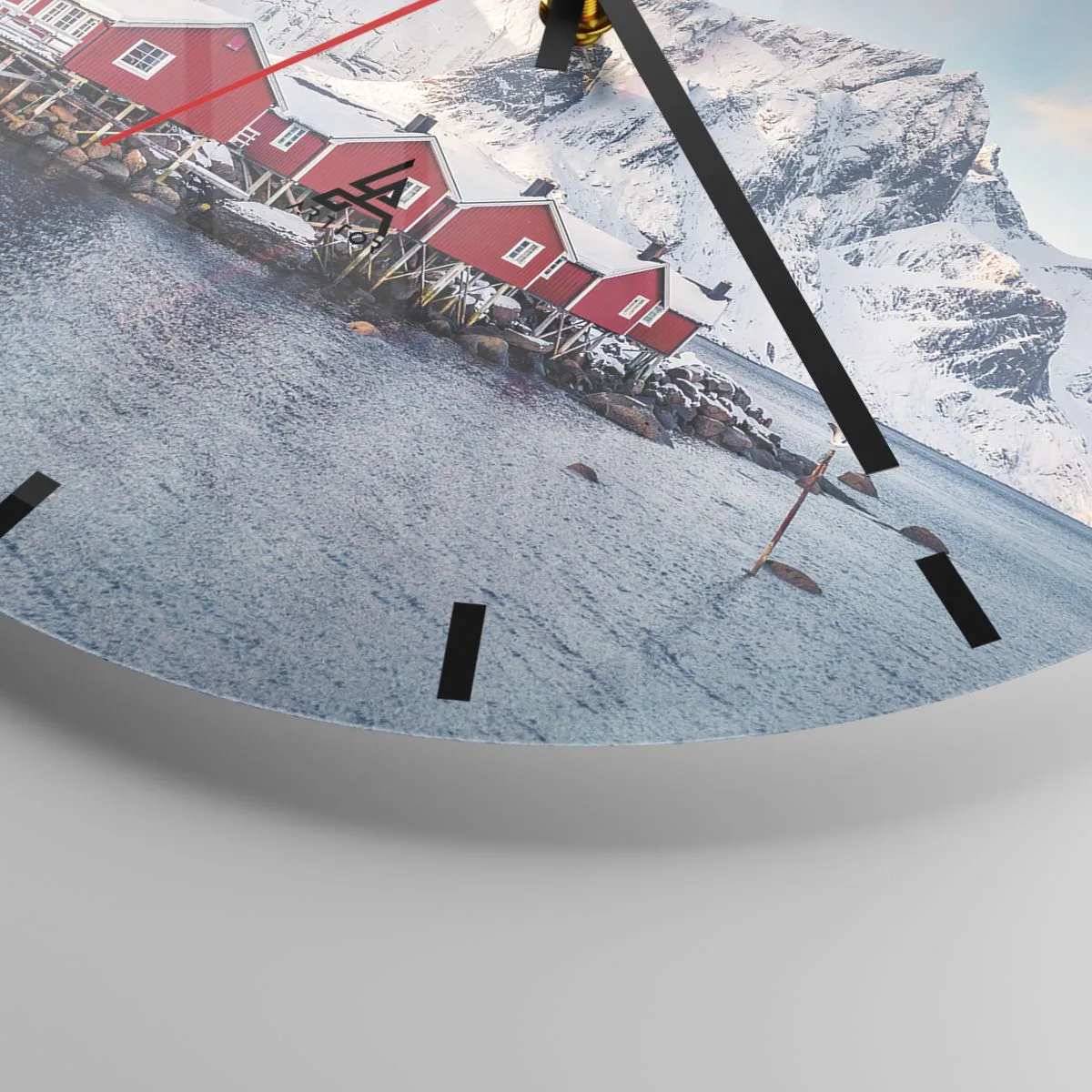 Vægur, Uret - Røde huse mod baggrunden af snedækkede bjerge og havet - 30x30cm - Nordlig tilbagetrækning - Moderne vægdekoration til stue, køkken og soveværelse ARTTOR