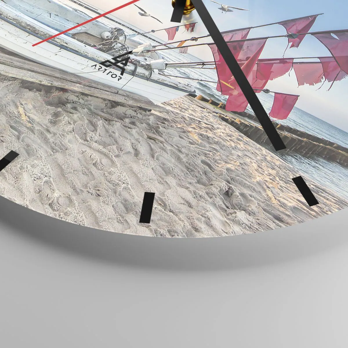 Nástěnné hodiny - Rybářský člun na pláži při západu slunce s létajícími racky - 30x30cm - Zasloužená přestávka - Moderní nástěnná dekorace do obývacího pokoje, kuchyně a ložnice ARTTOR