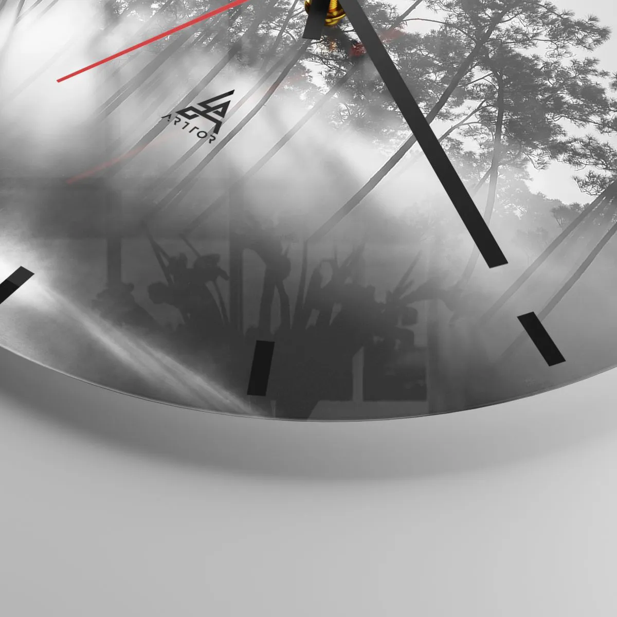 Horloge murale - Pendule murale - Une photographie en noir et blanc d'une forêt enveloppée de brouillard au lever du soleil. - 30x30cm - Soleil inarrêtable - Décoration murale moderne pour le salon, la cuisine et la chambre ARTTOR