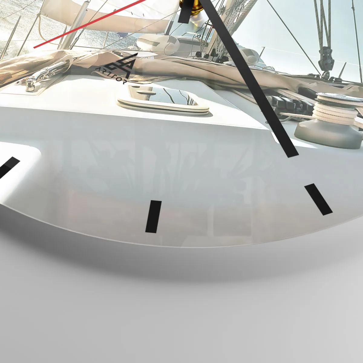 Väggklocka - Klocka på glas - En segelbåt som seglar genom grov sjö på en solig dag - 30x30cm - Under full segel - Modern väggdekoration för vardagsrum, kök och sovrum ARTTOR