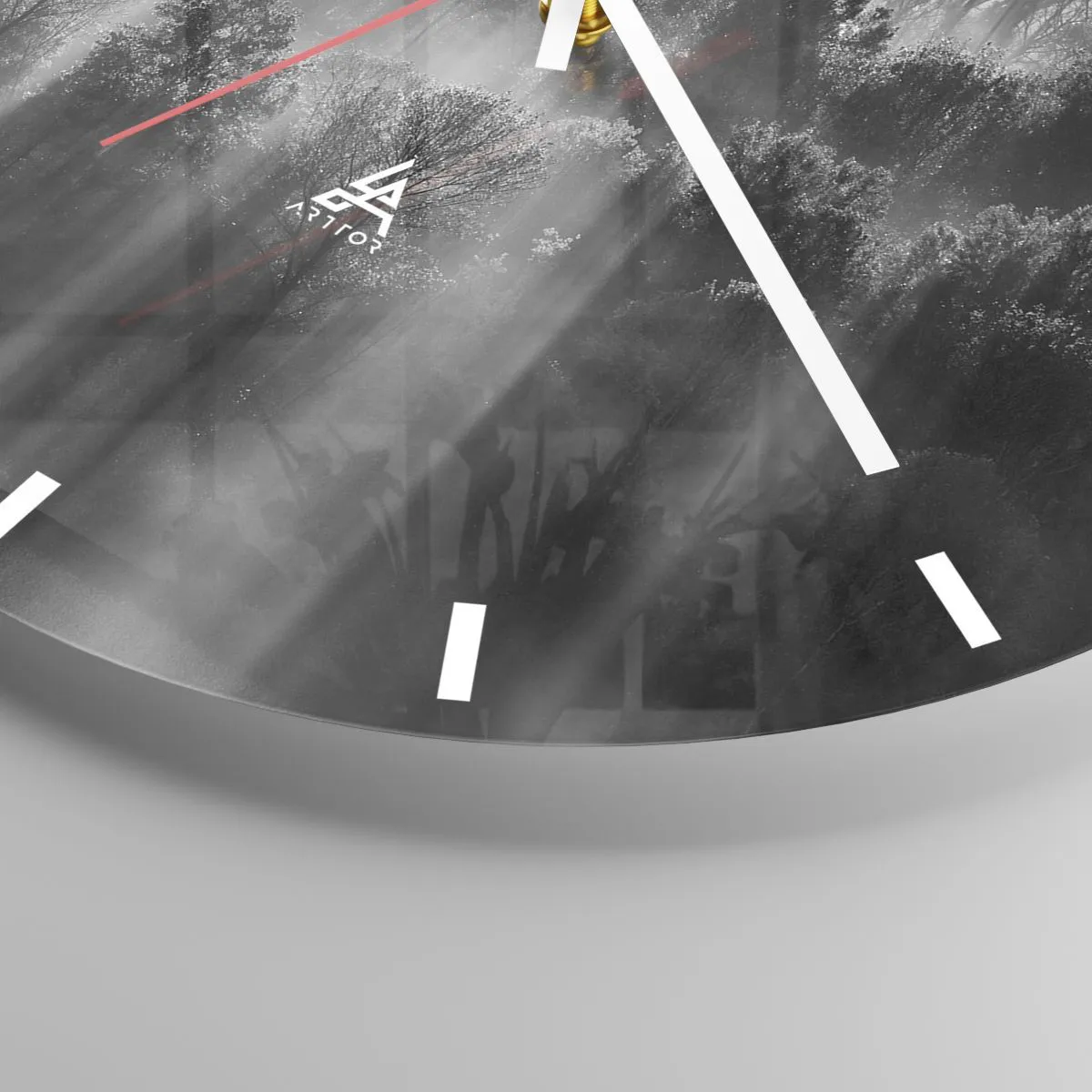 Wanduhr - Glasuhr - Ein schwarz-weißer Wald, beleuchtet von Lichtstrahlen - 30x30cm - In Lichtstrahlen - Moderne Wanddekoration für Wohnzimmer, Küche und Schlafzimmer ARTTOR