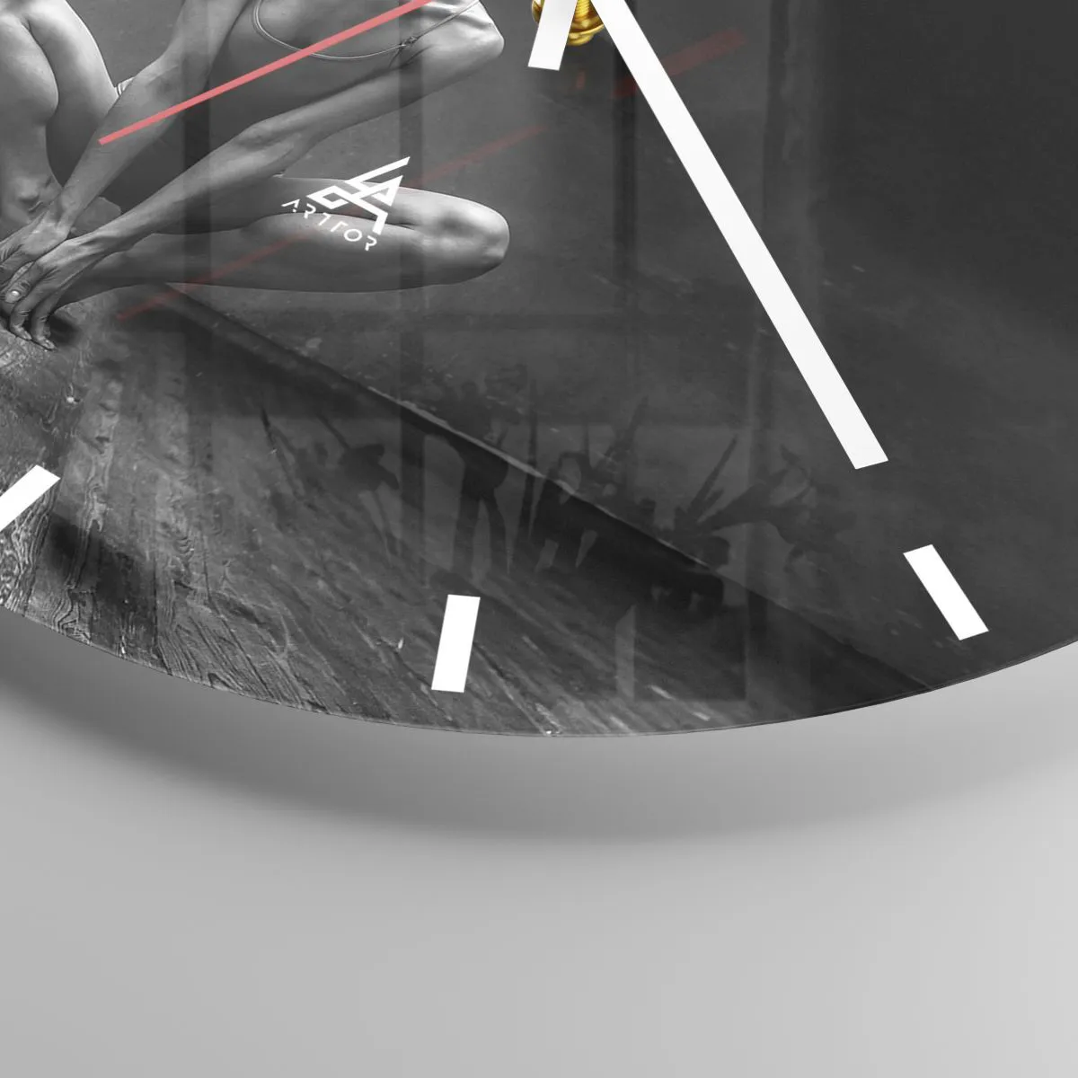 Ceas de perete - Ceas pe sticlă - Portret alb-negru al unui dansator într-o poză dinamică - 30x30cm - Energie de dans concentrată - Decorațiune modernă pentru perete pentru living, bucătărie și dormitor ARTTOR