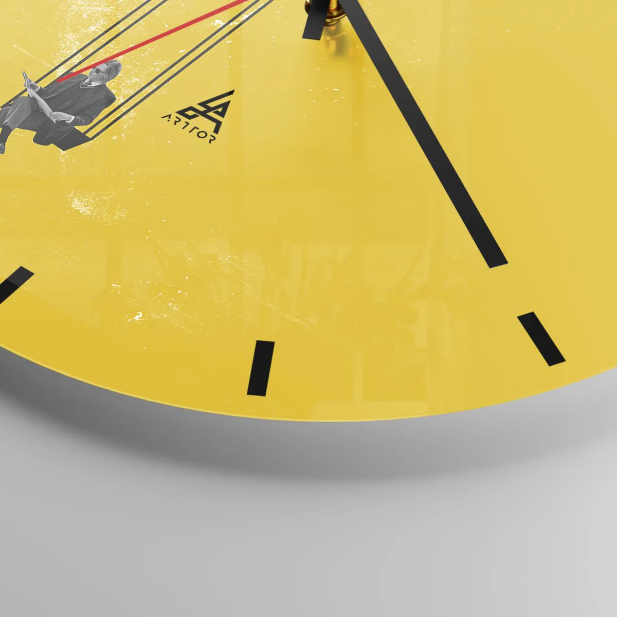 Ceas de perete - Ceas pe sticlă - Un bărbat în costum citind pe un leagăn pe un fundal galben. - 30x30cm - O zi ca oricare alta - Decorațiune modernă pentru perete pentru living, bucătărie și dormitor ARTTOR
