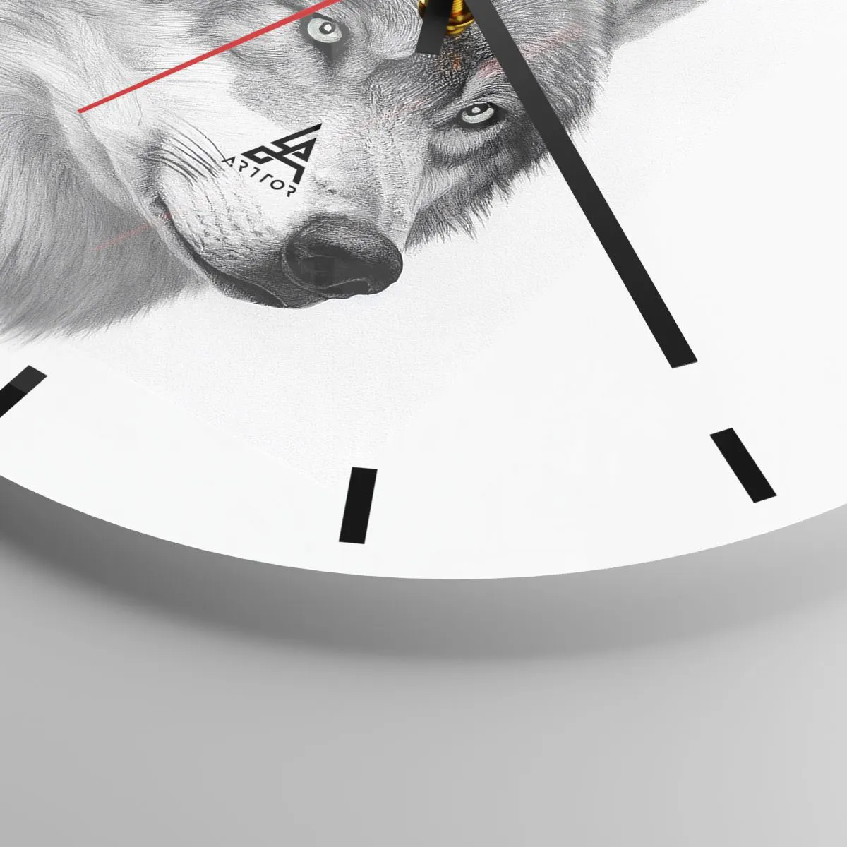 Wanduhr - Glasuhr - Ein Schwarz-Weiß-Porträt eines Wolfes mit durchdringendem Blick. - 30x30cm - Alpha – ohne Zweifel - Moderne Wanddekoration für Wohnzimmer, Küche und Schlafzimmer ARTTOR