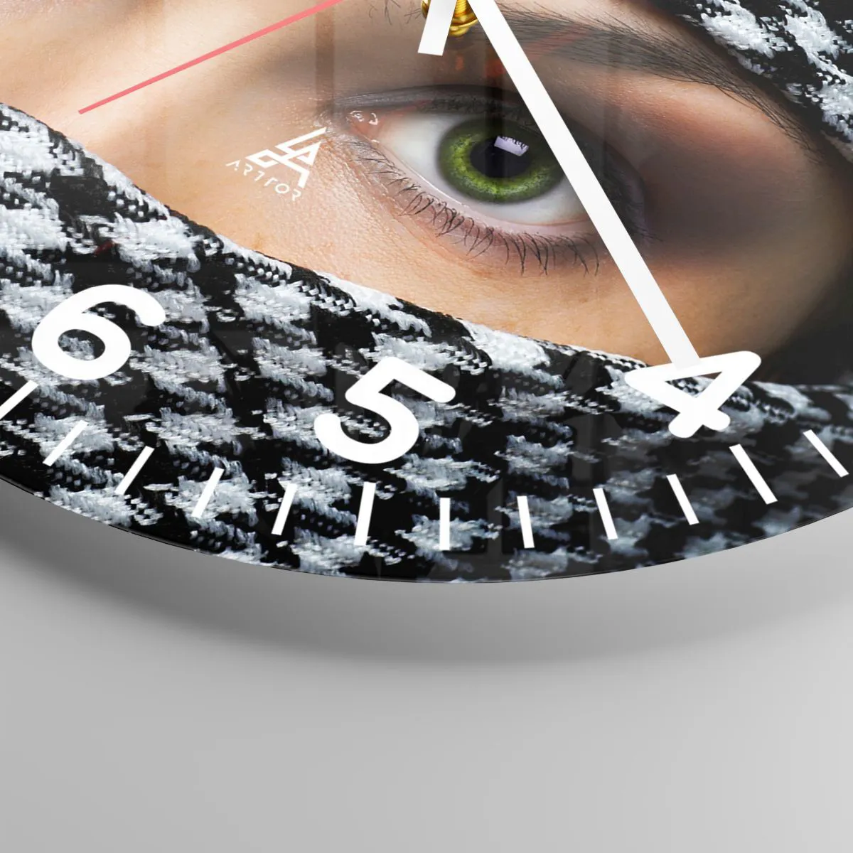 Falióra, Óra - Egy fátyolos zöld szemű szépség portréja - 30x30 cm