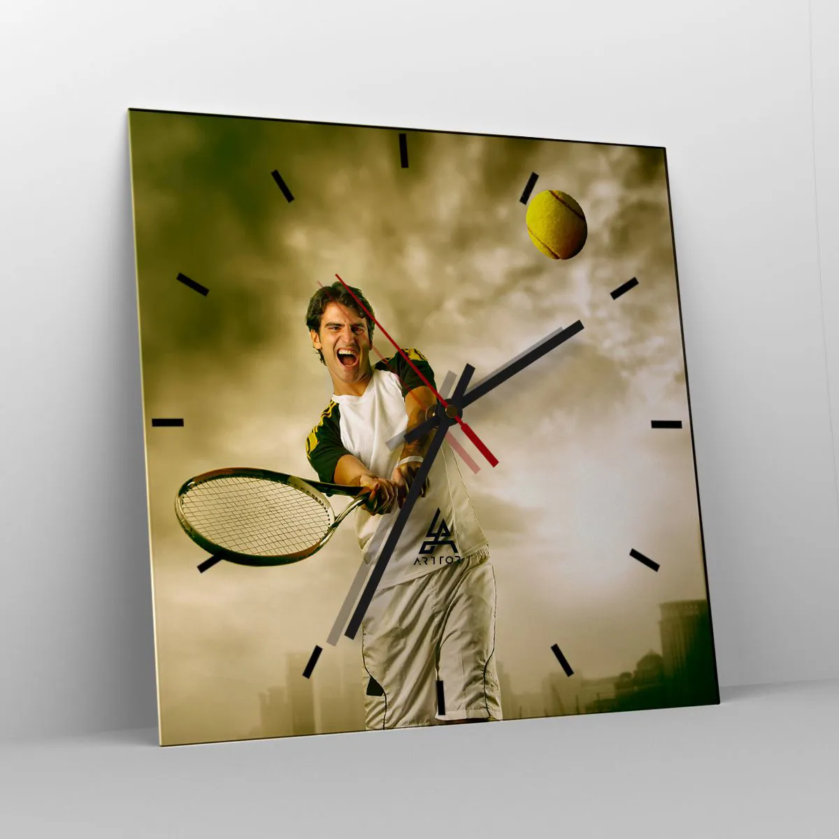 Wanduhr - Glasuhr - Tennisspieler in Aktion während eines Spiels vor dem Hintergrund einer urbanen Landschaft - 30x30cm - Energie und Freude - Moderne Wanddekoration für Wohnzimmer und Schlafzimmer ARTTOR