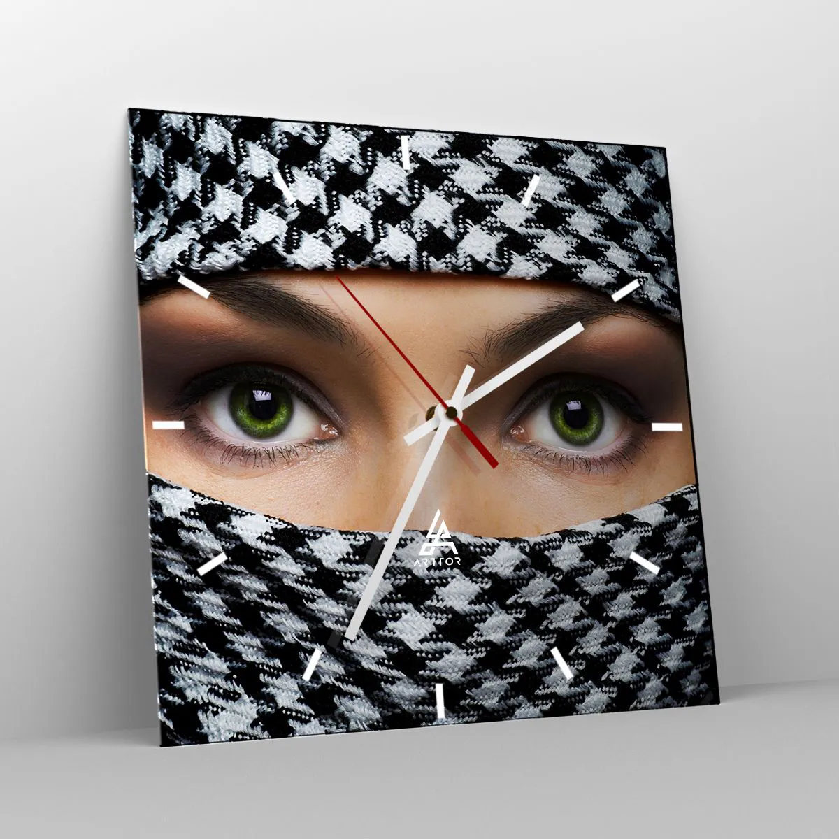 Orologio da parete - Orologio in Vetro - Gli occhi verdi di una donna sono nascosti dietro un tessuto a fantasia in bianco e nero. - 30x30cm - Ritratto di bellezza velata con gli occhi verdi - Decorazione murale moderna per soggiorno e camera da letto ART