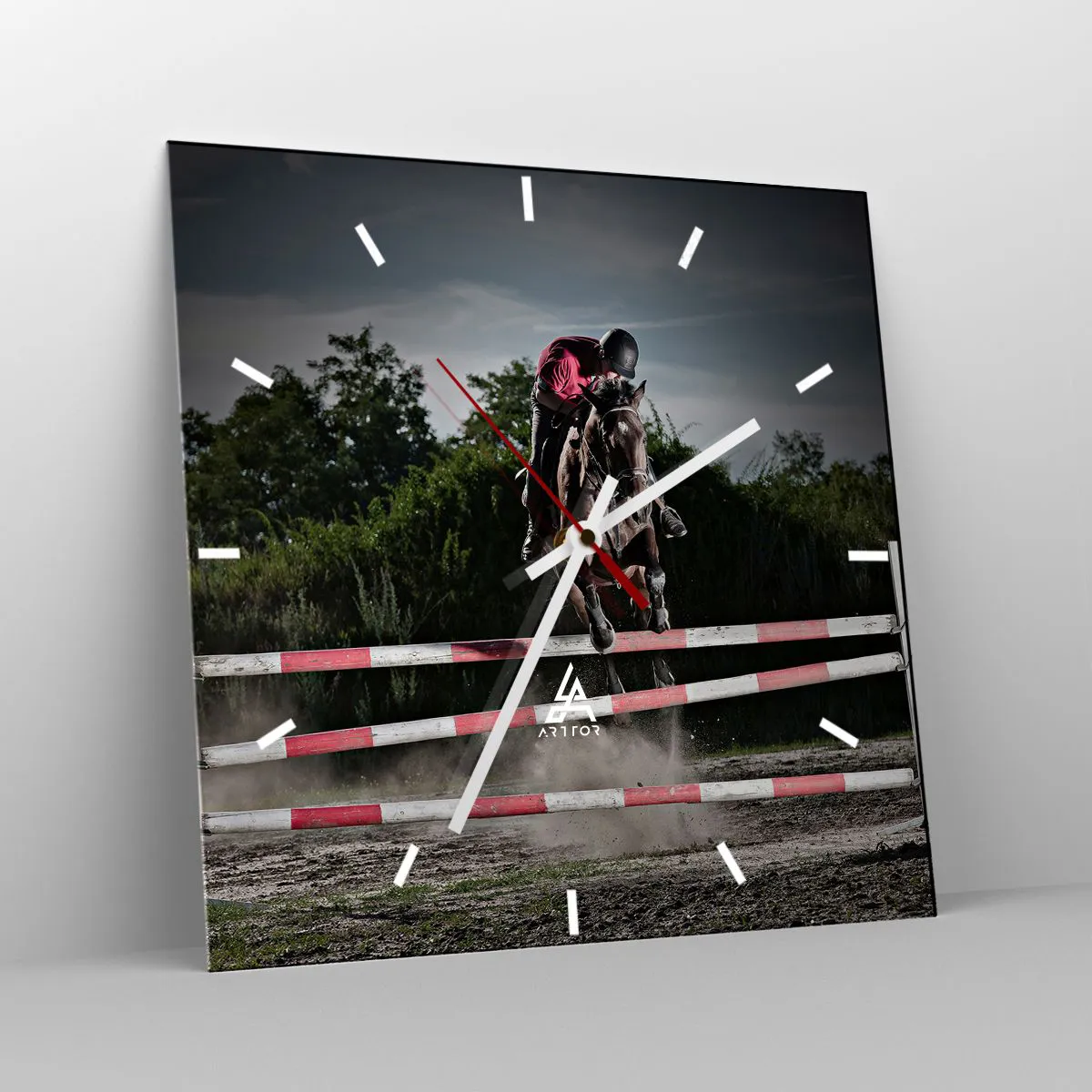 Zegar ścienny - Jeździec na koniu przeskakujący przez przeszkodę na torze wyścigowym - 30x30cm - Razem po zwycięstwo - Nowoczesna dekoracja ścienna do salonu i sypialni ARTTOR
