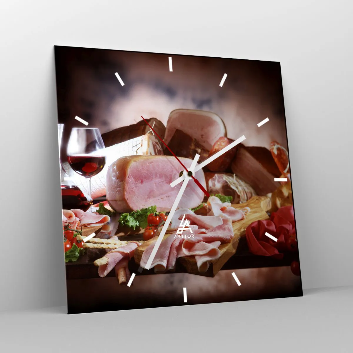Zegar ścienny - Wędliny z winem na rustykalnym tle - 30x30cm - Kulinarne marzenie z karafką - Nowoczesna dekoracja ścienna do salonu i sypialni ARTTOR