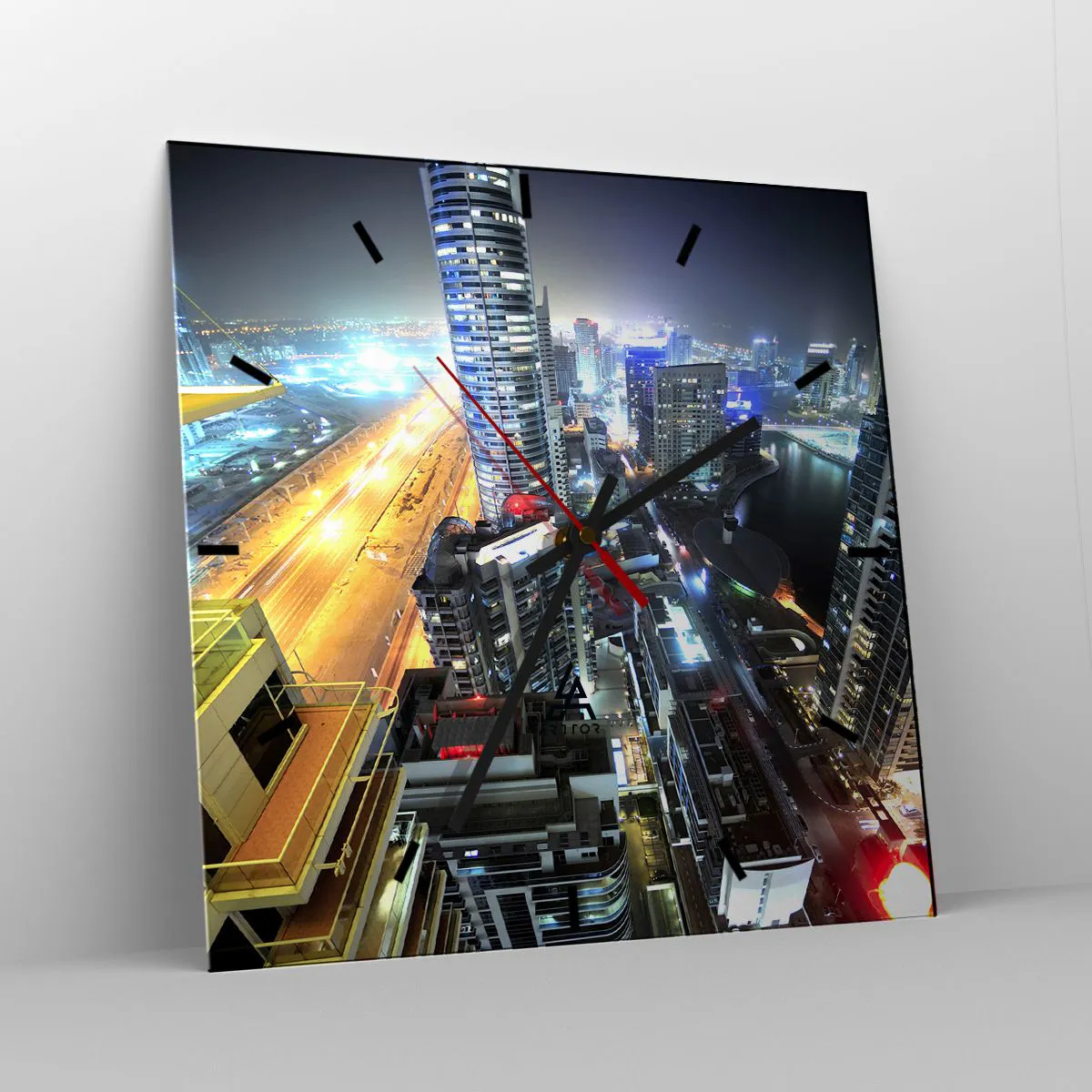 Wanduhr - Glasuhr - Panorama der nächtlichen Stadt mit beleuchteten Wolkenkratzern - 30x30cm - Ein Wunder in der Wüste - Moderne Wanddekoration für Wohnzimmer und Schlafzimmer ARTTOR